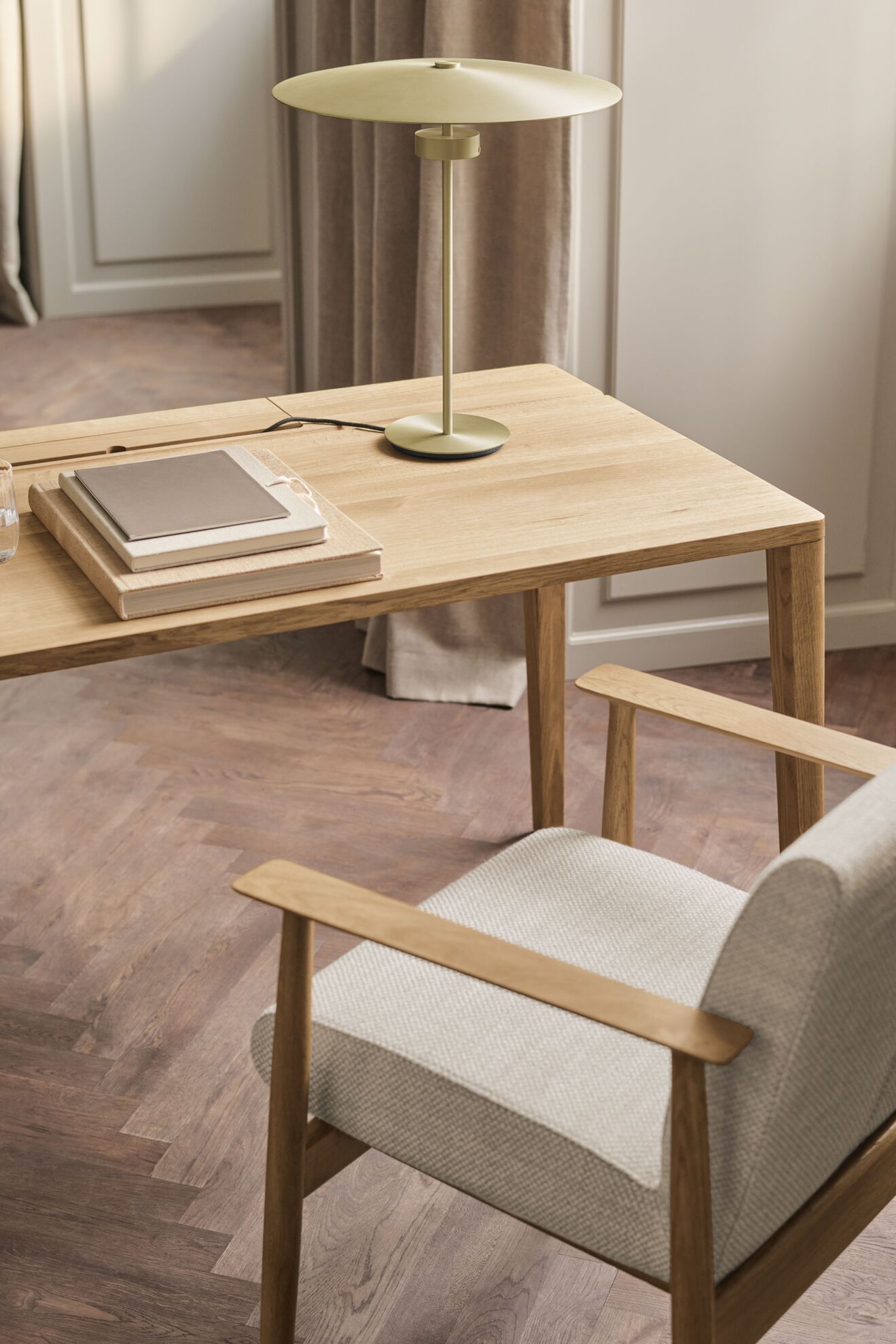 Graue Reflexionstischlampe