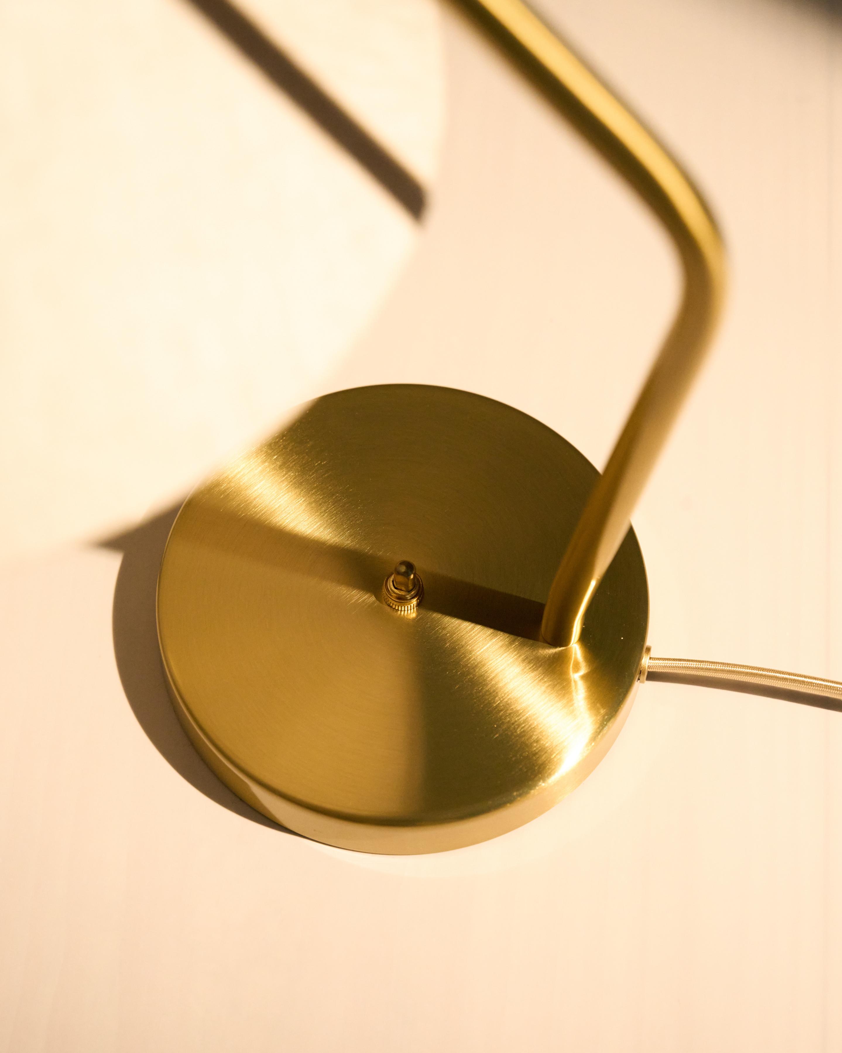 Tischlampe GRÄSHOPPA Messing und Leinen