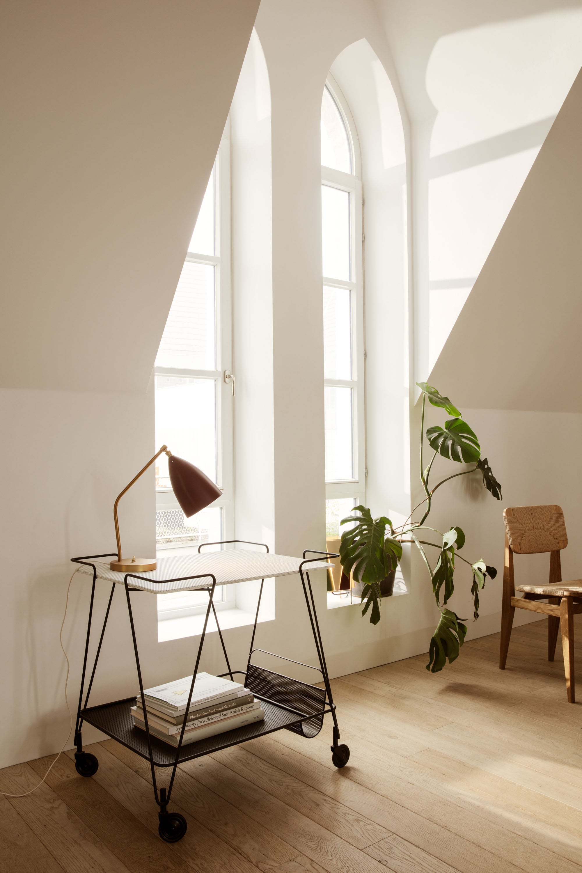 Tischlampe GRÄSHOPPA mit weißem Schirm und goldenem Fuß