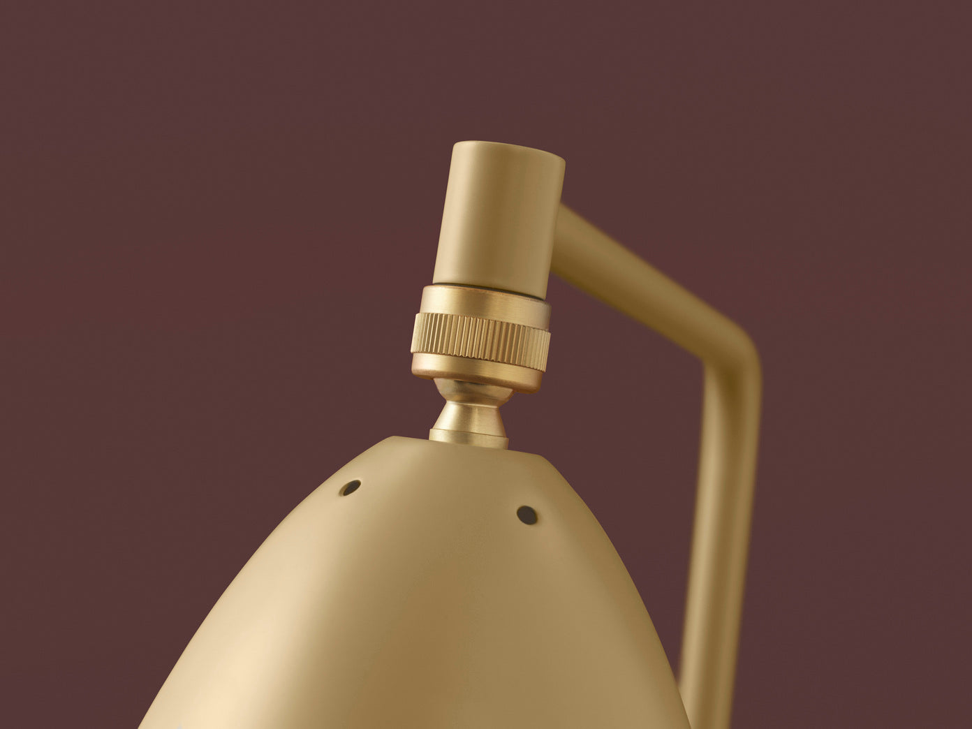 Zwarte glanzende leesvloerlamp GRÄSHOPPA met driepotige standaard