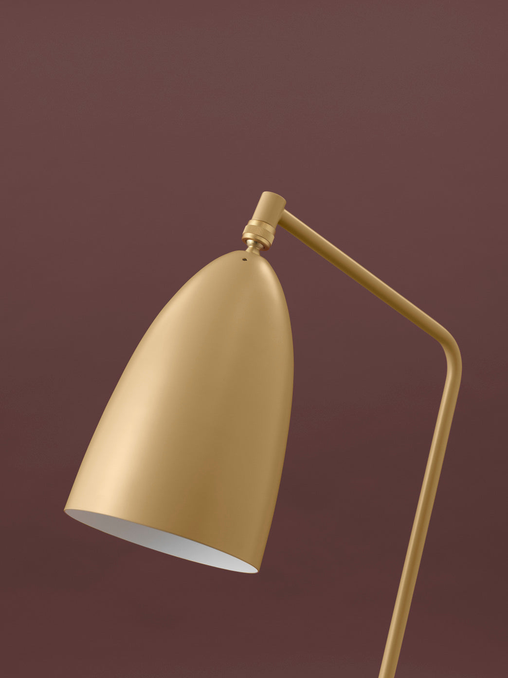 Zwarte glanzende leesvloerlamp GRÄSHOPPA met driepotige standaard