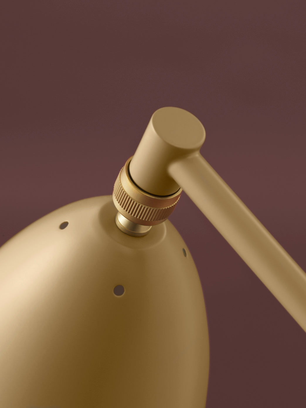 Zwarte glanzende leesvloerlamp GRÄSHOPPA met driepotige standaard