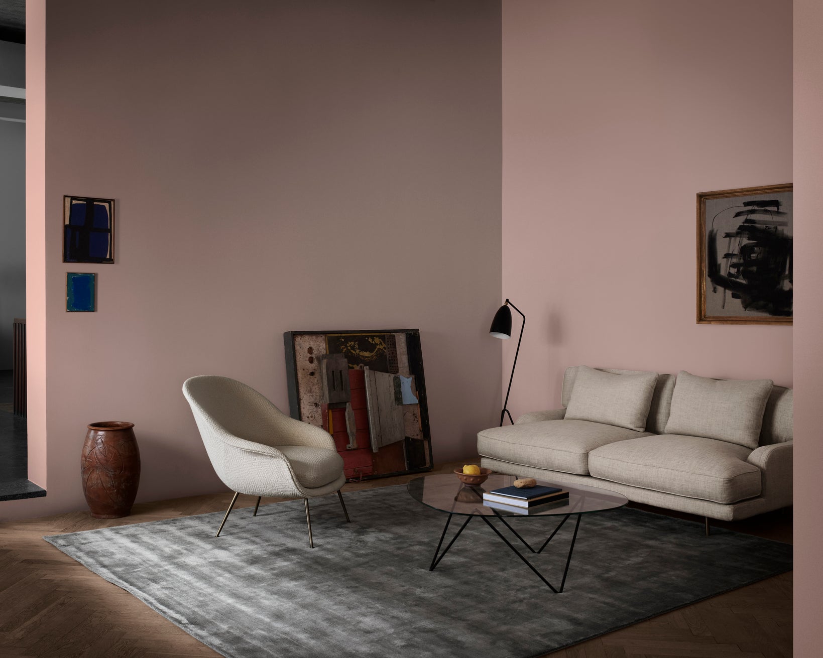 Sofa 2-zits FLANEUR gestoffeerd met een messing basis