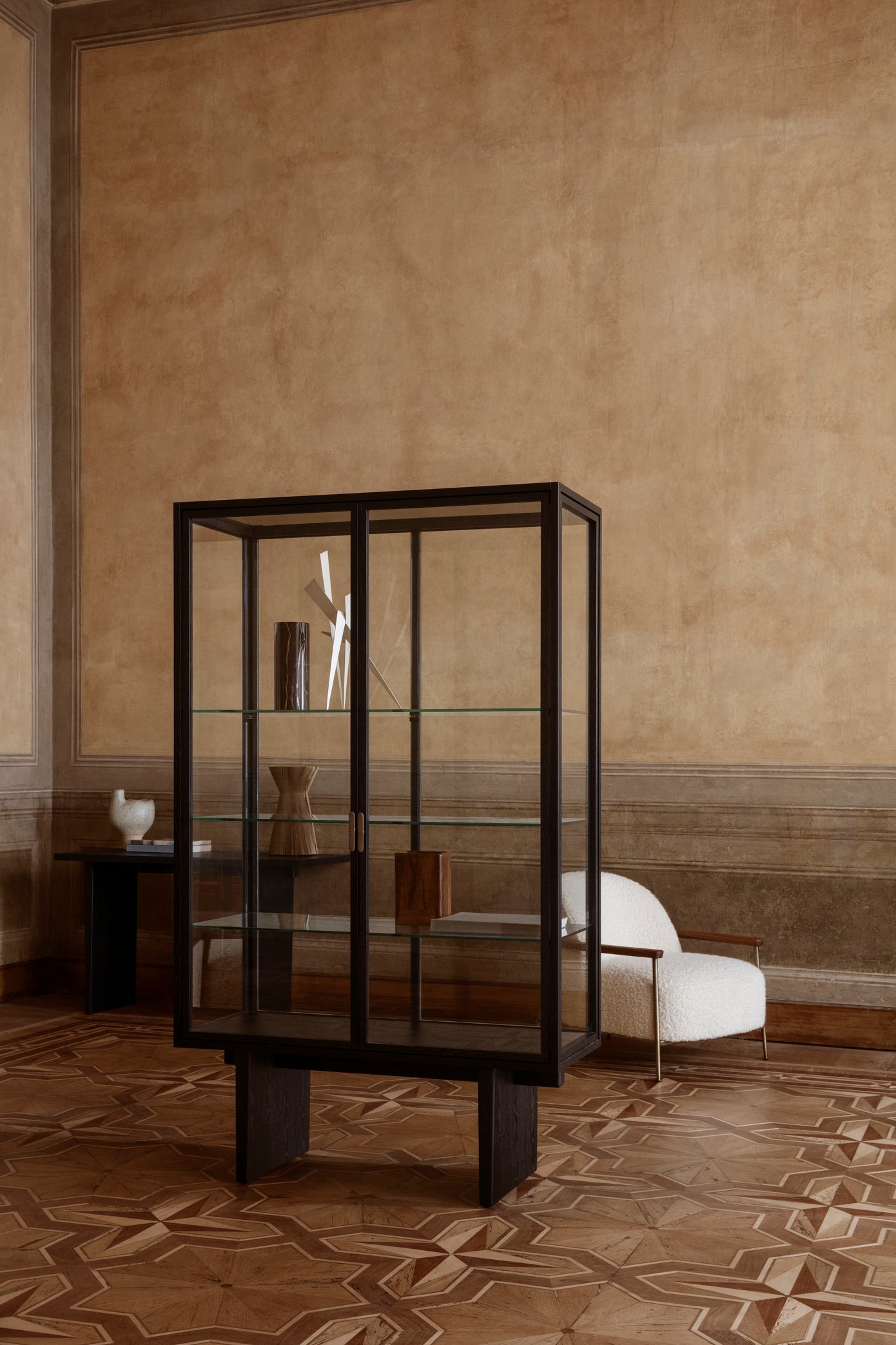 SEJOUR upholstered armchair with a brass base