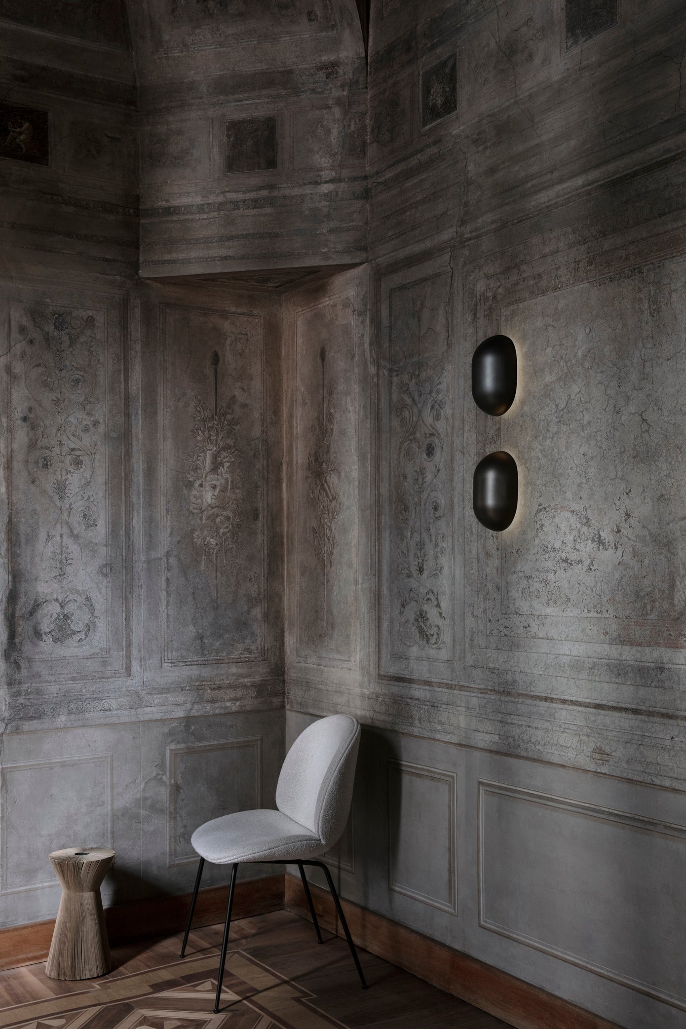 Gestoffeerde BEETLE stoel met een zwarte stalen basis