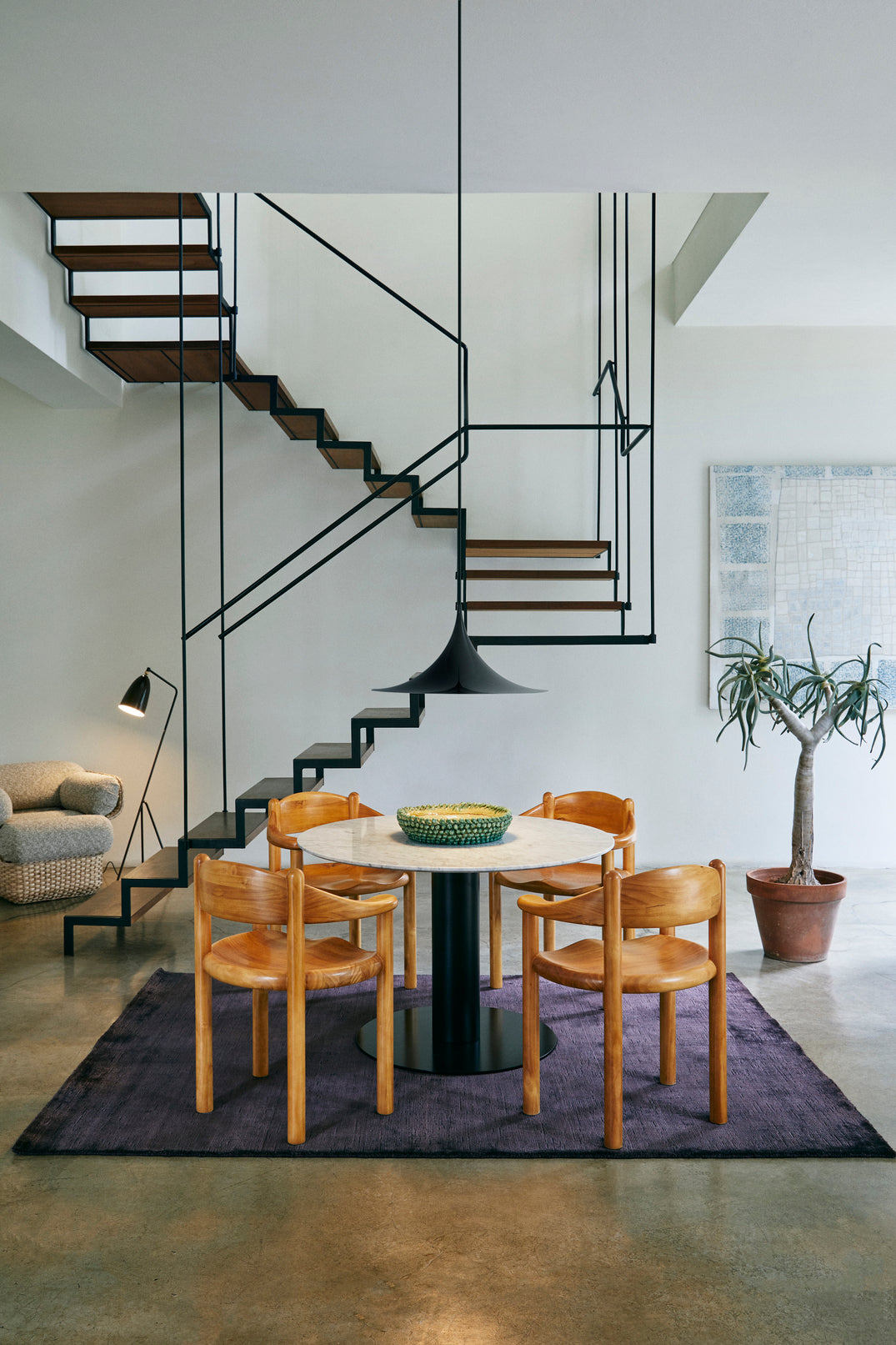 Ronde tafel 2.0 van notenhout met zwarte basis