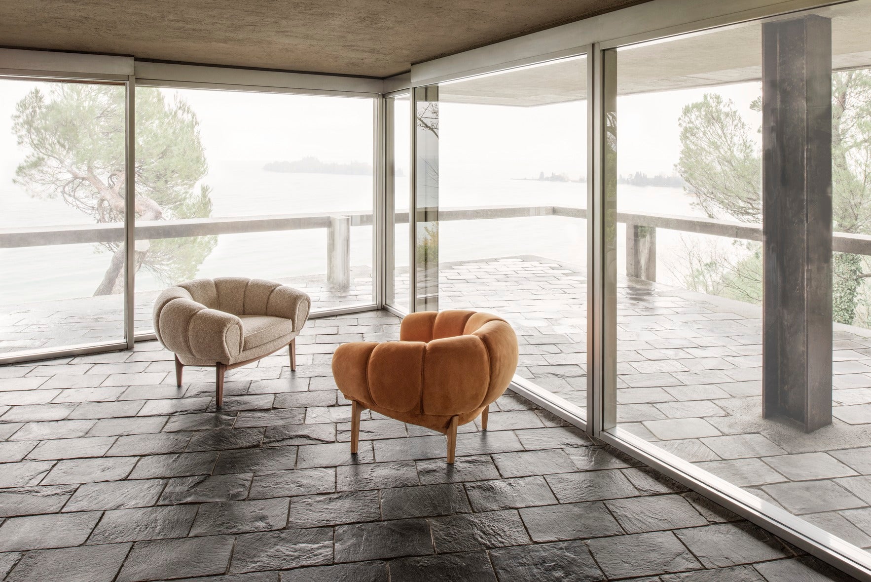 Fauteuil CROISSANT gestoffeerd met eiken basis