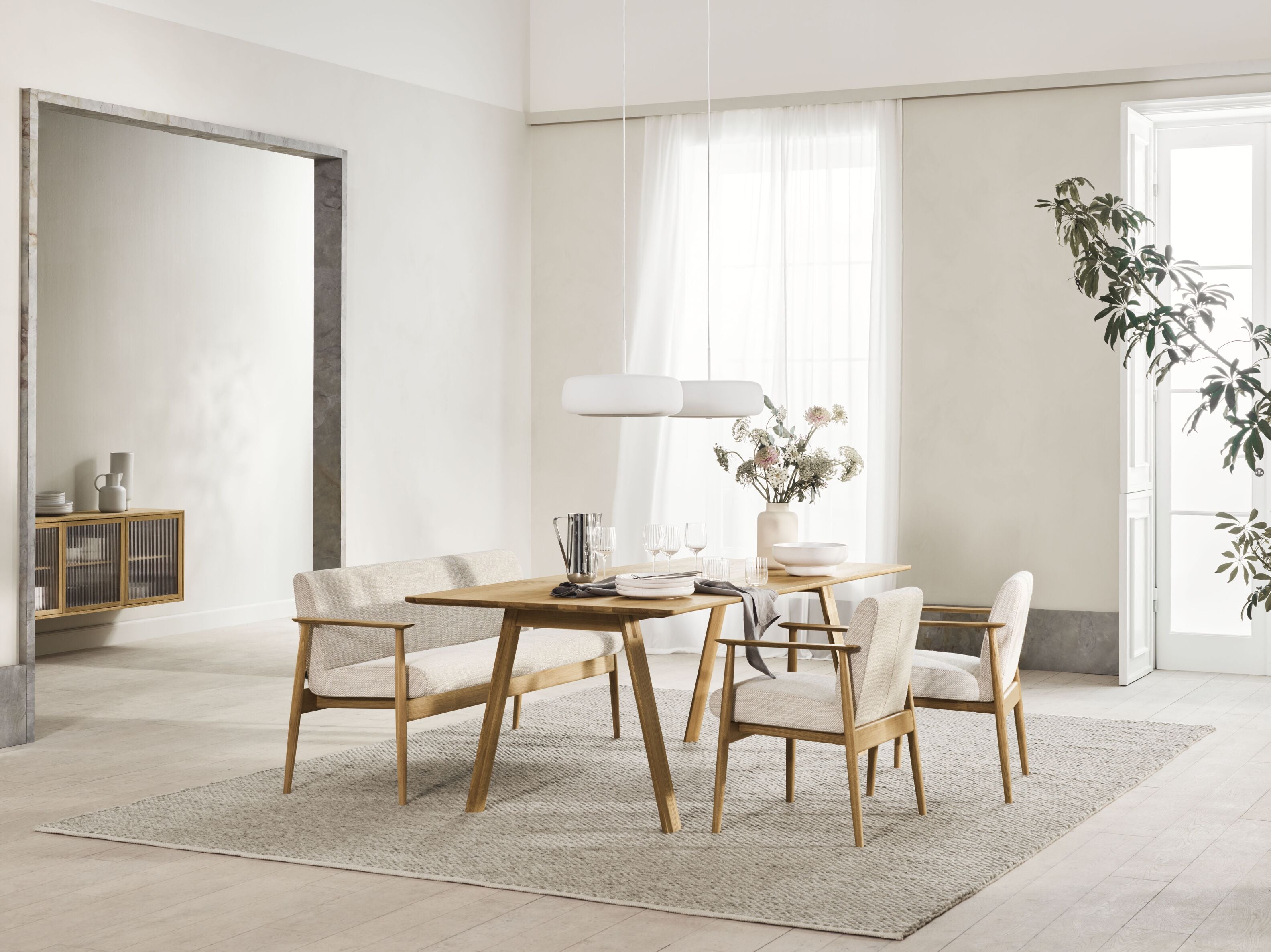 VISTI fauteuil met armleuningen, eikenhouten basis