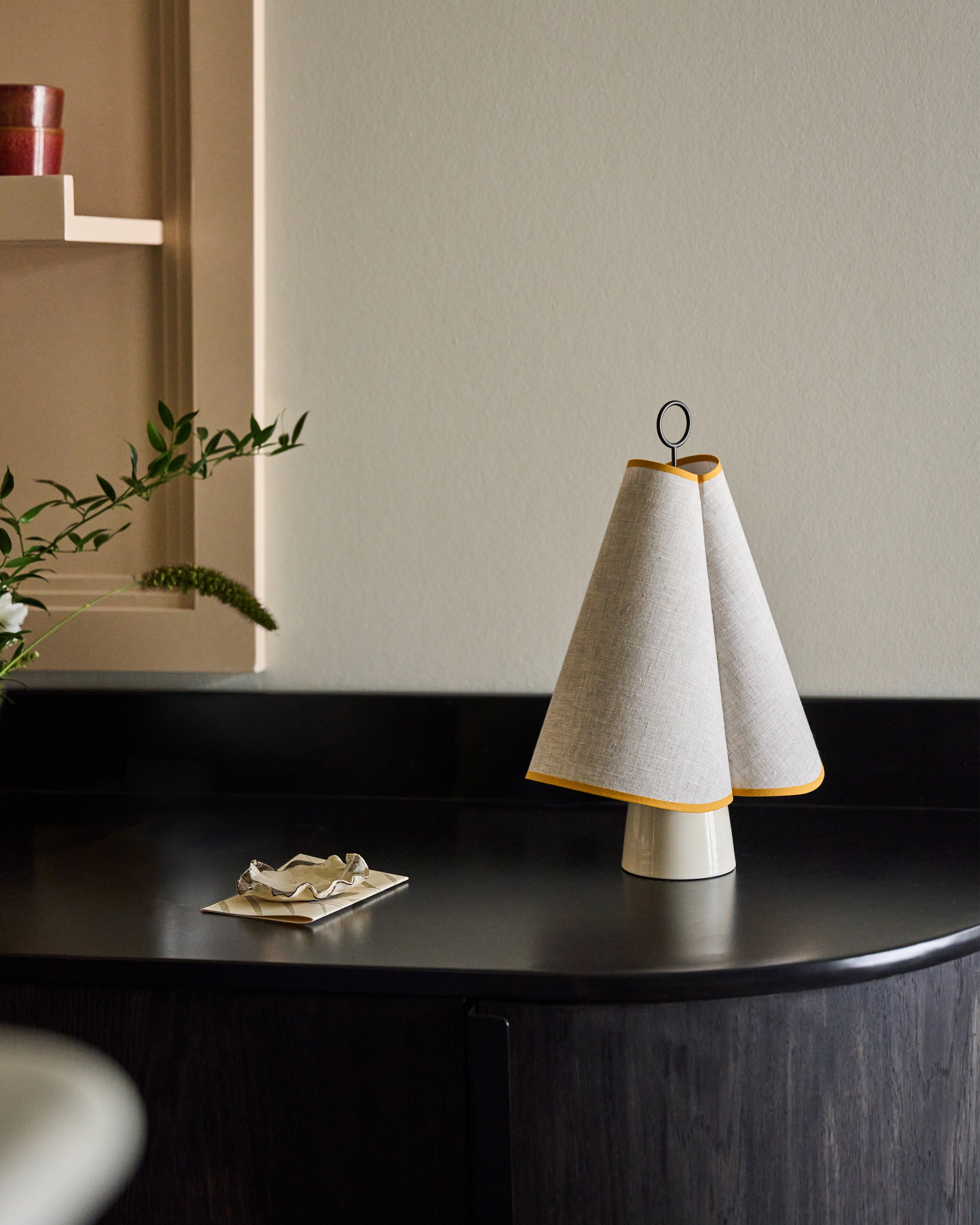 Draagbare lamp HORNBÆK in wit met gele afwerking