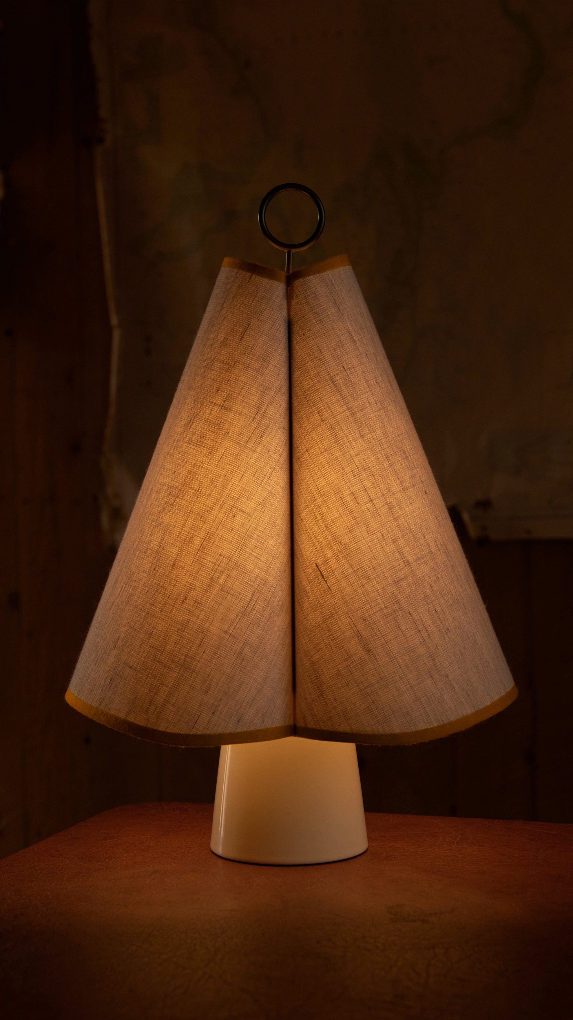 Draagbare lamp HORNBÆK in wit met gele afwerking