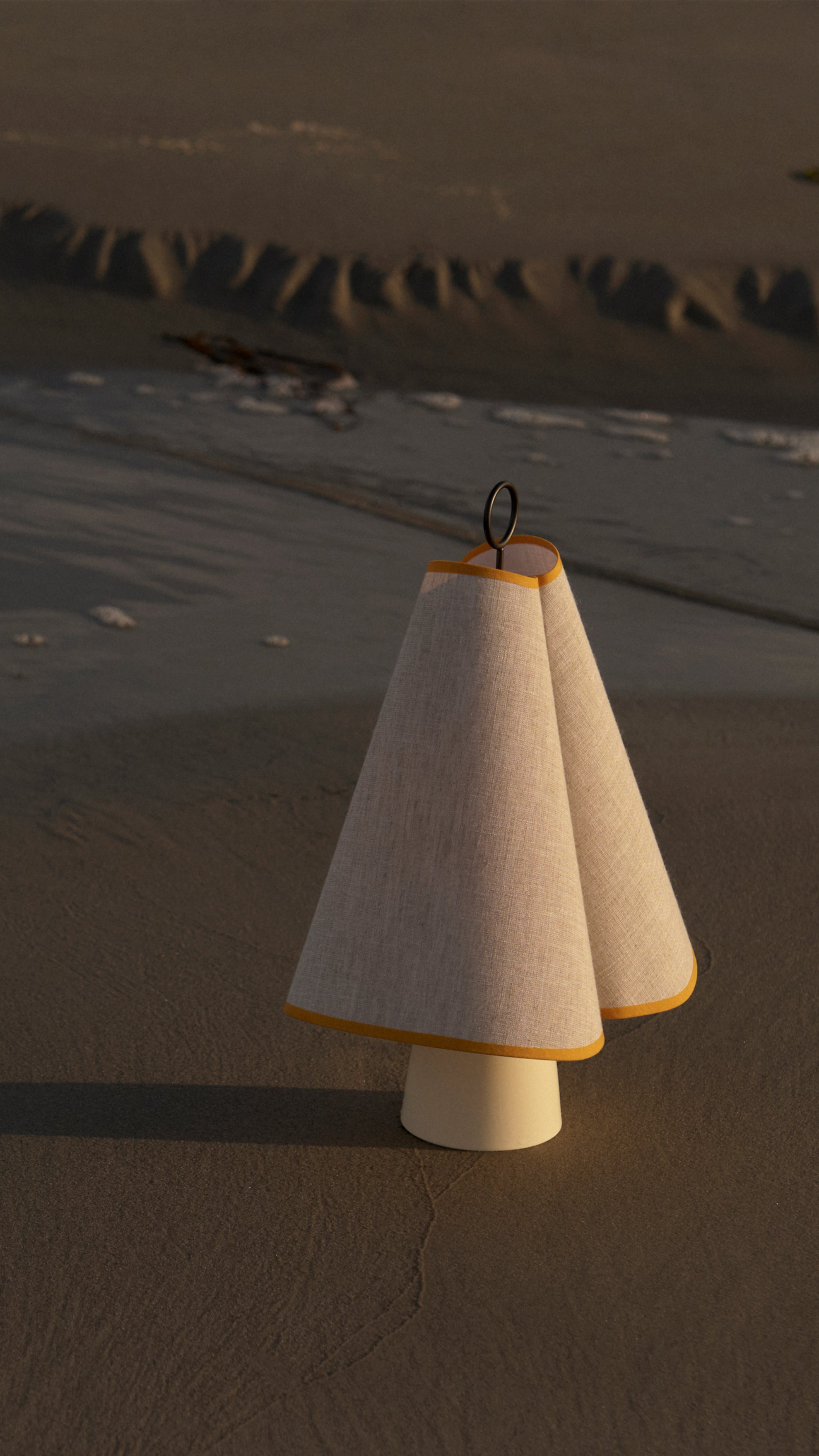 Draagbare lamp HORNBÆK in wit met gele afwerking