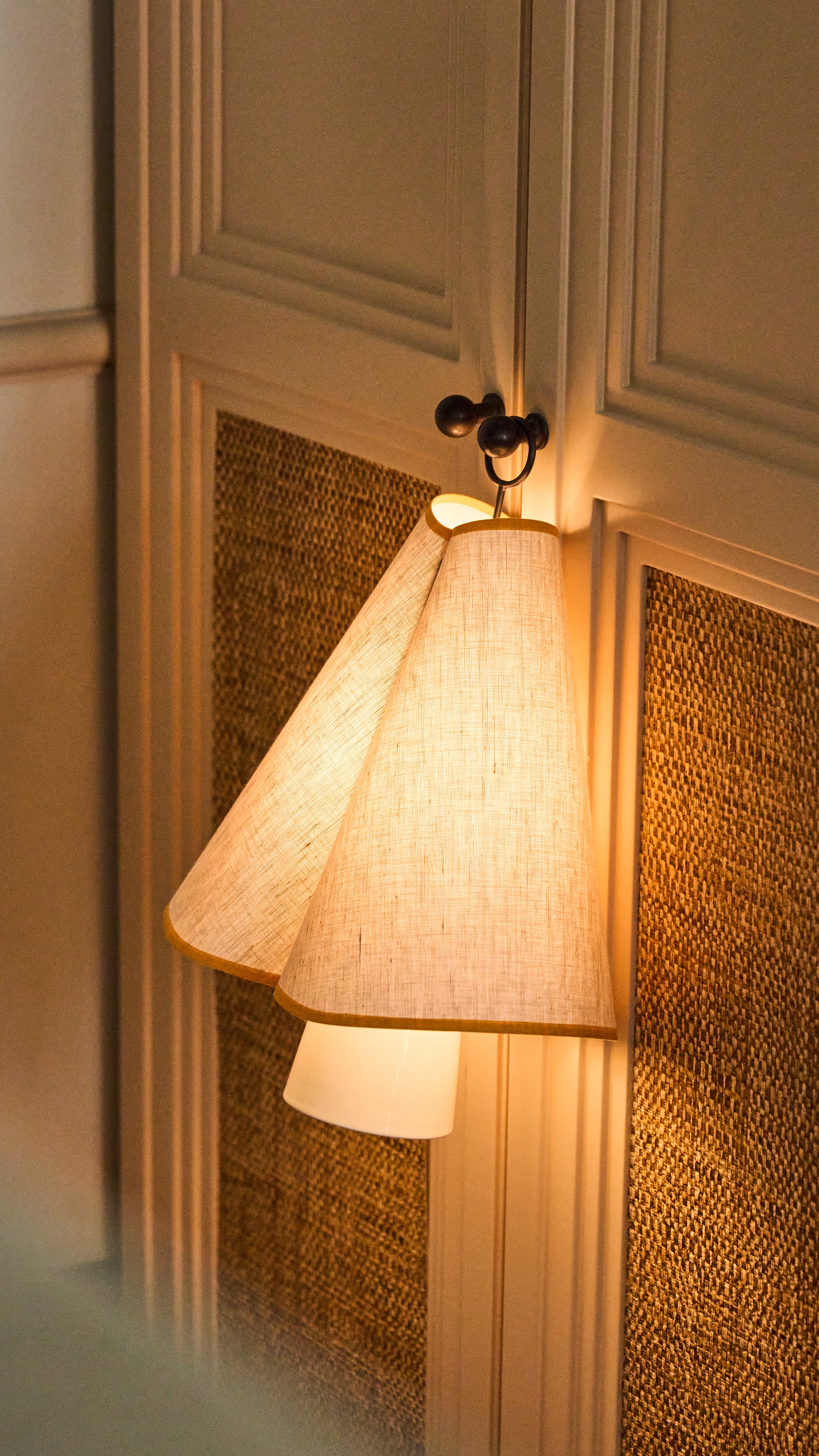 Draagbare lamp HORNBÆK in wit met gele afwerking