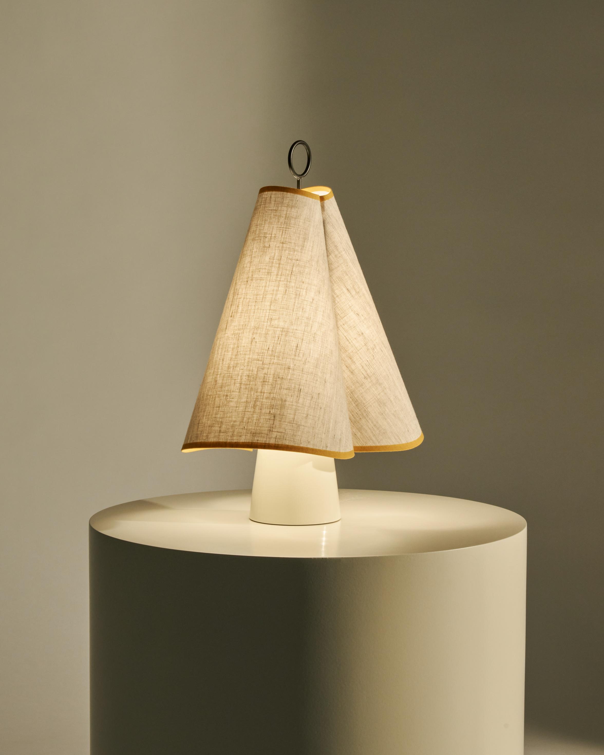 Draagbare lamp HORNBÆK in wit met gele afwerking