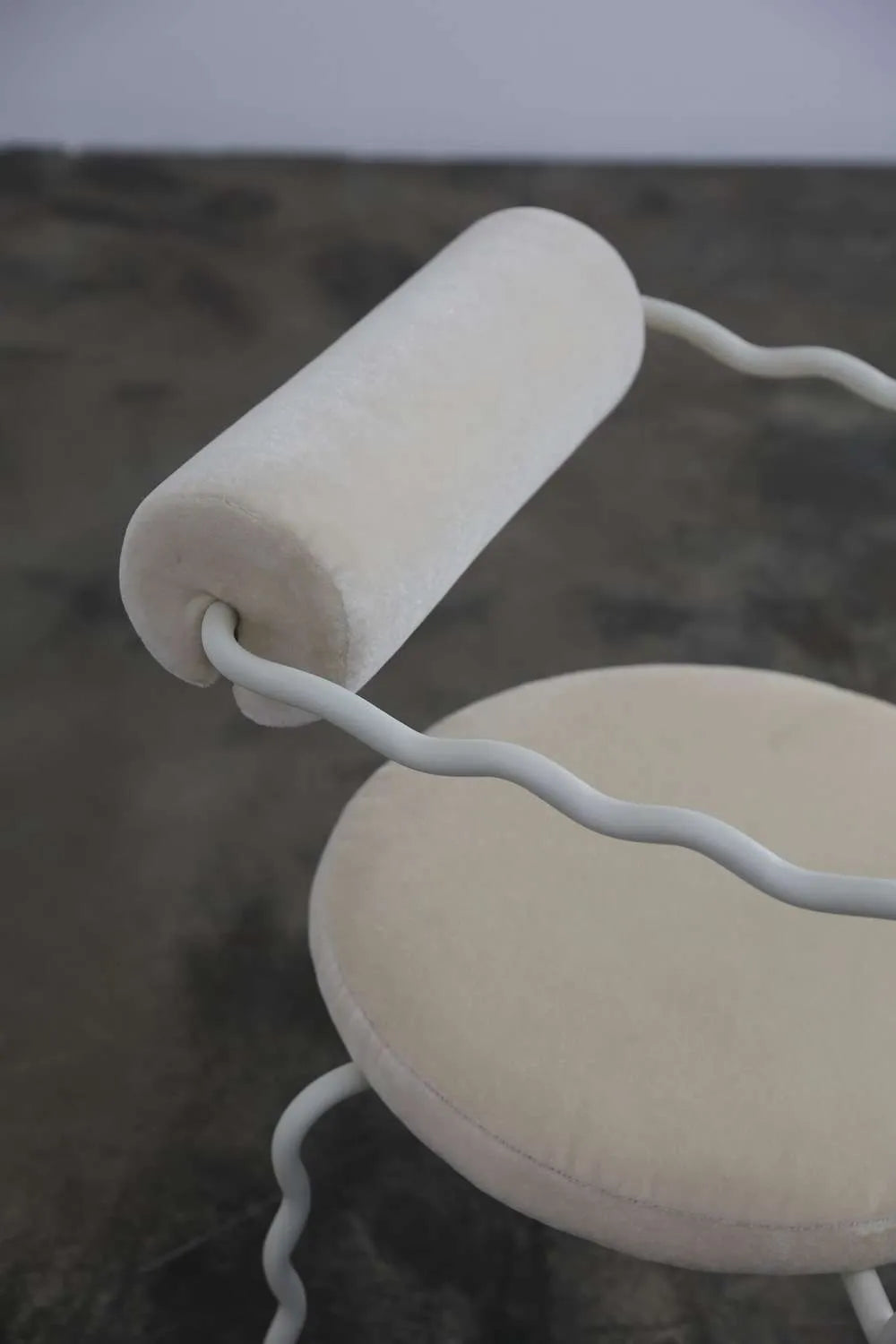 SAGE VAGUE fauteuil met armleuningen, gestoffeerd met een metalen basis