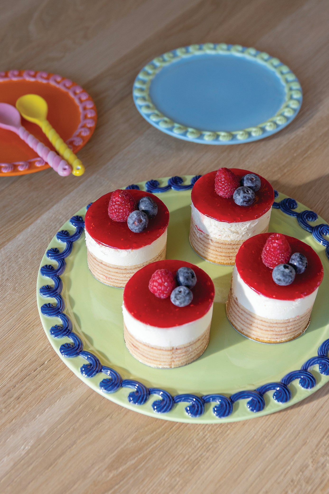 Gele serveerschotel WHIP met blauwe accenten