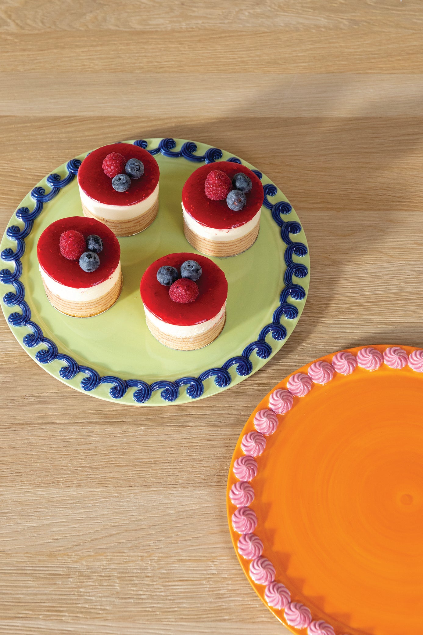 Gele serveerschotel WHIP met blauwe accenten