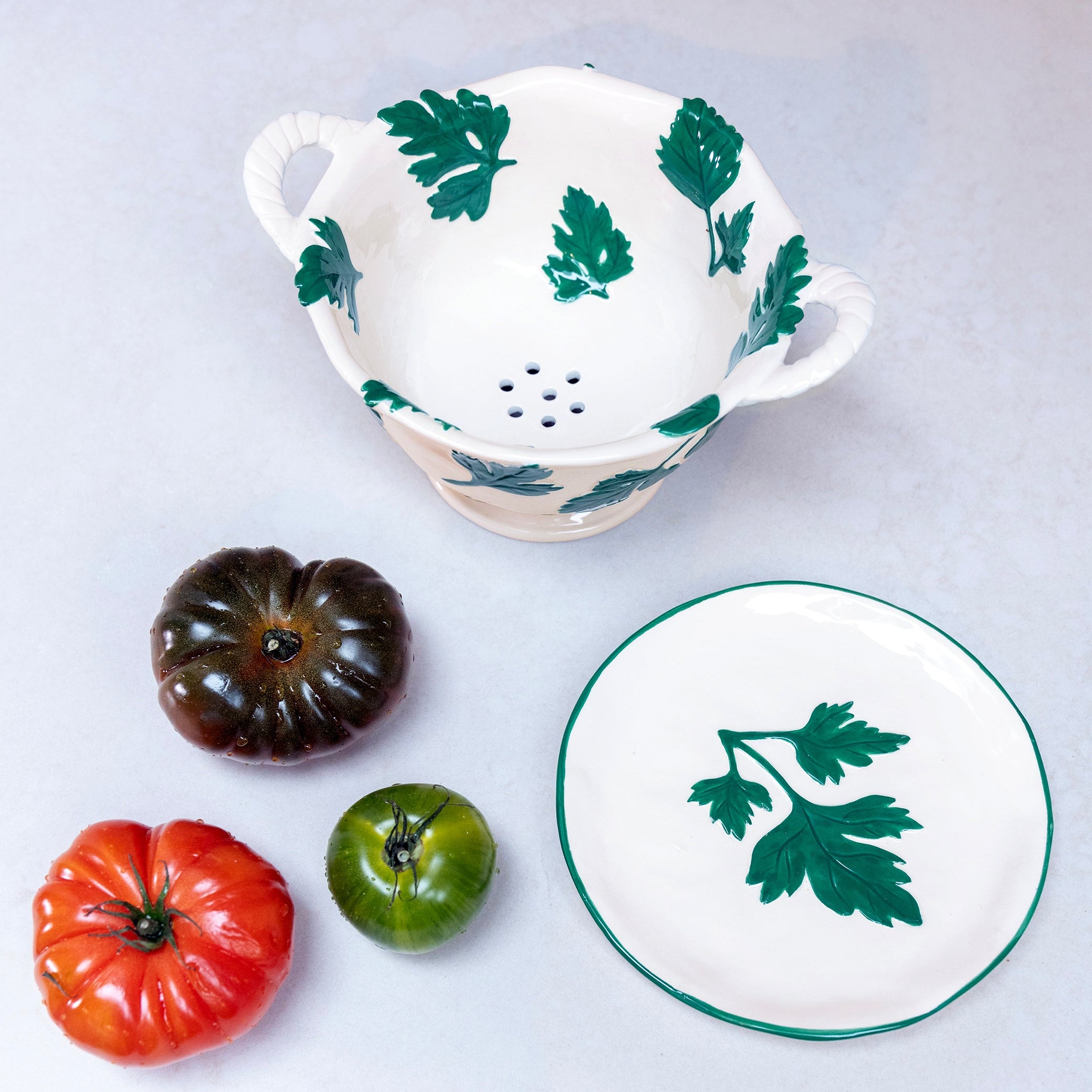 Weißer Durszlak mit grünem Untersetzer PARSLEY