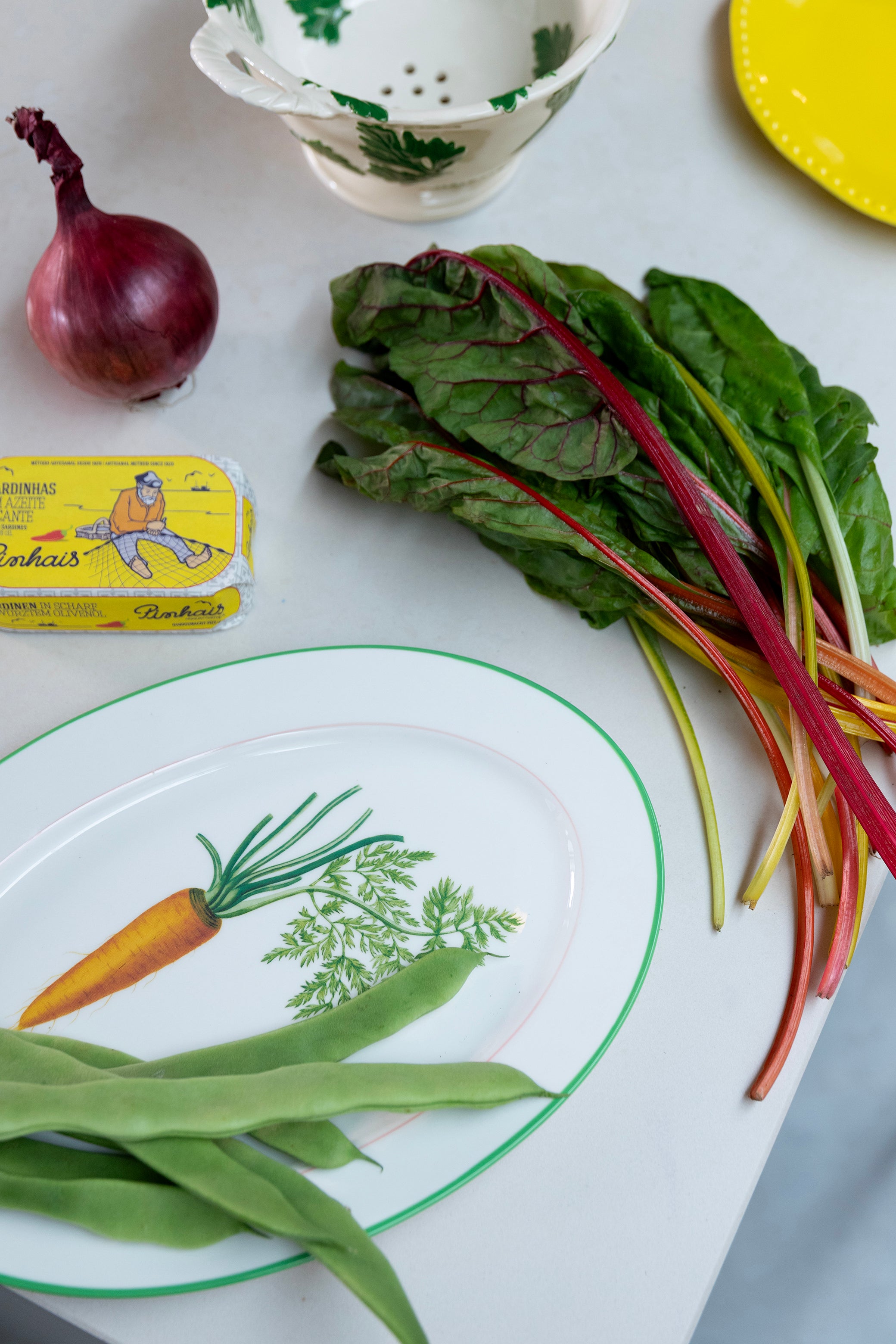 Witte CARROT schaal met groen en oranje