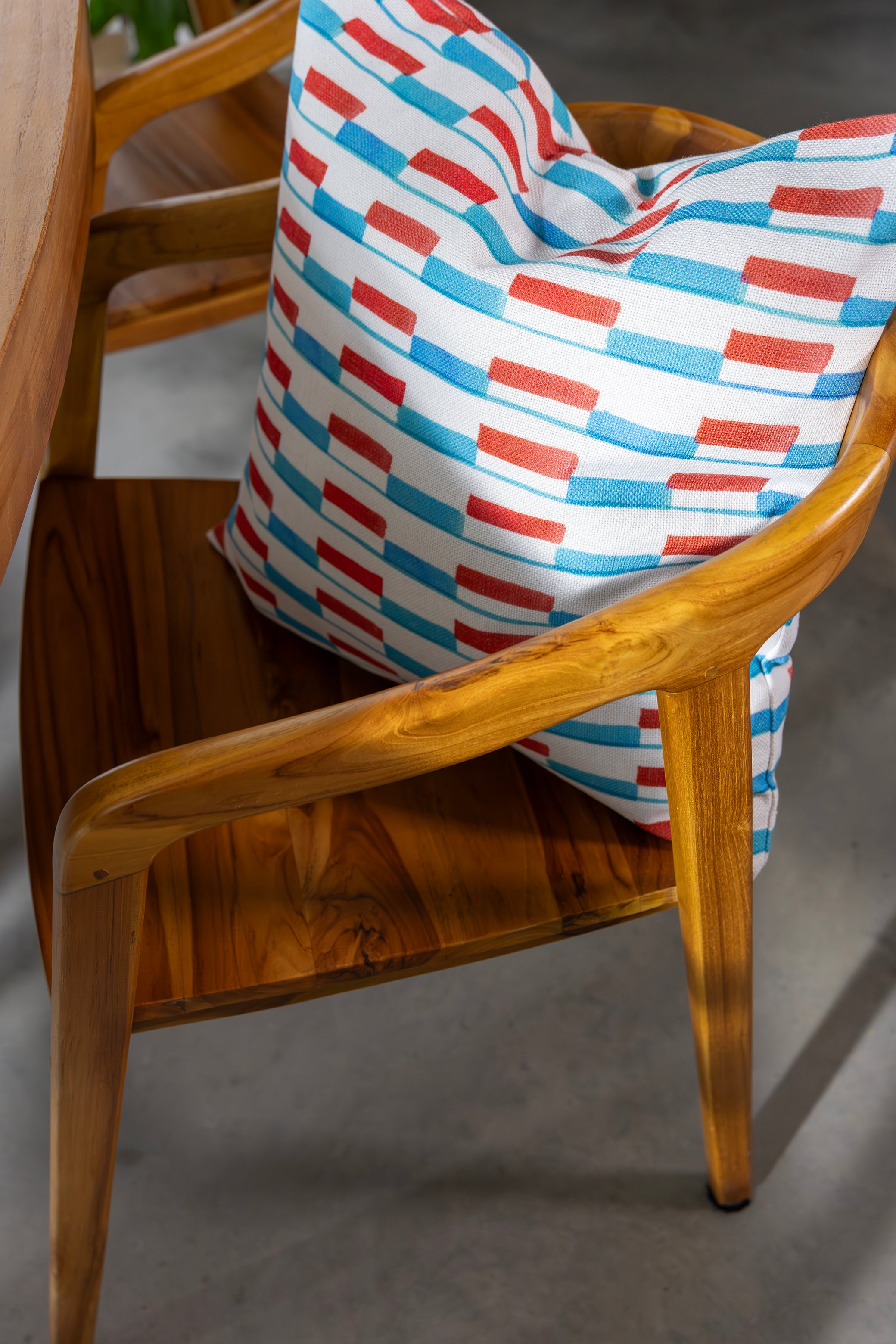 Kussenhoes CLASH wit met blauw en rood