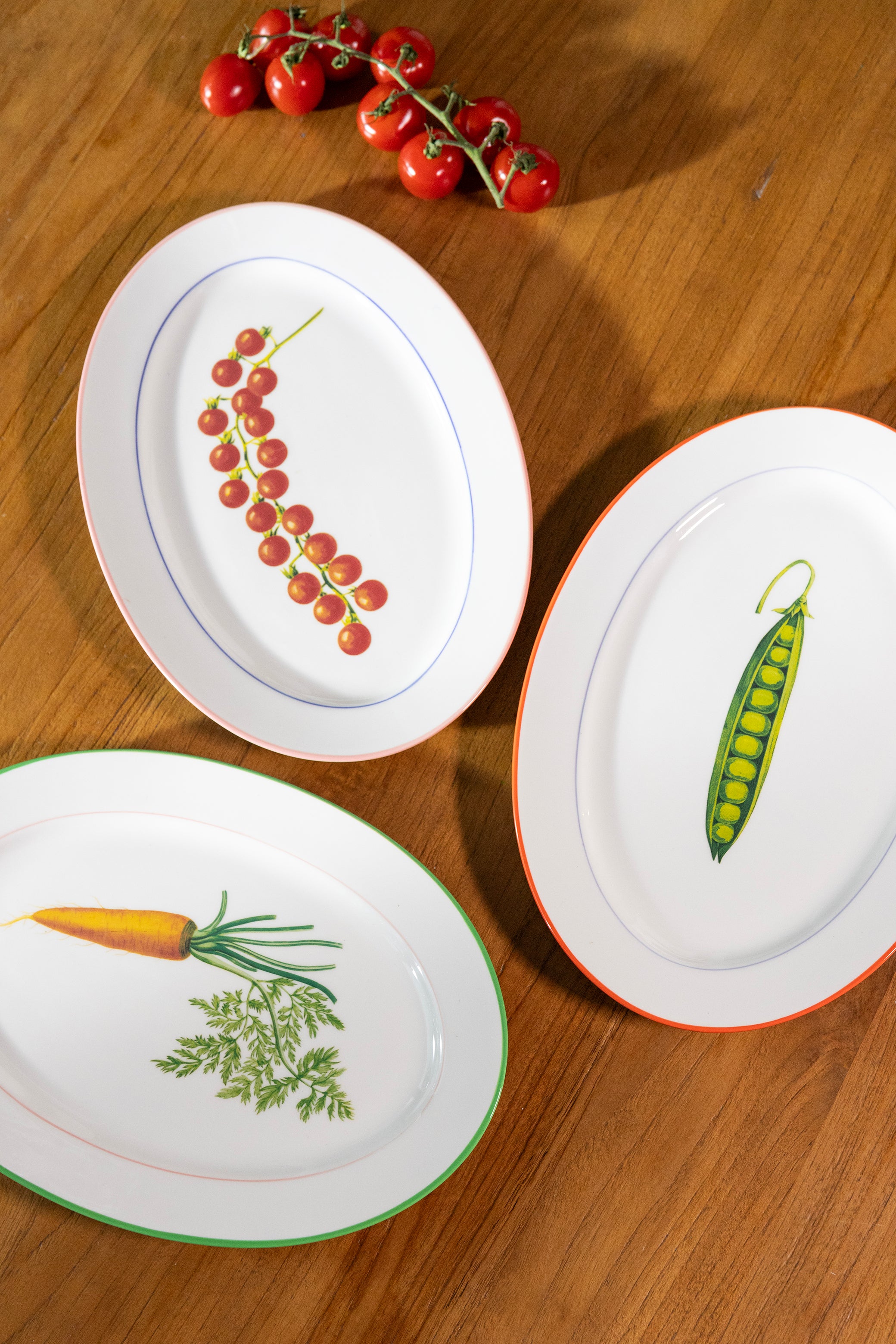 Witte CARROT schaal met groen en oranje
