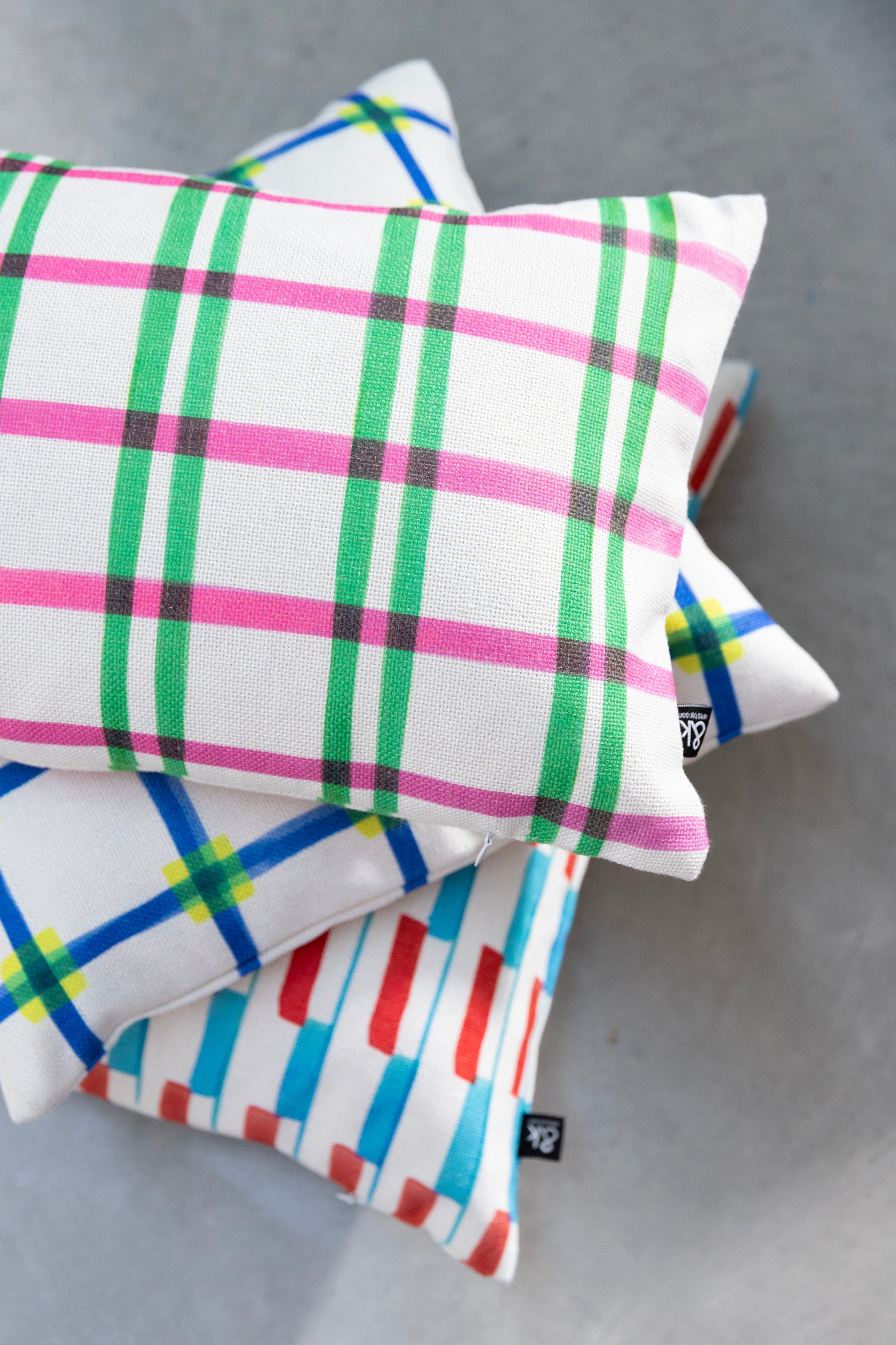 Kussenhoes CLASH wit met roze en groen