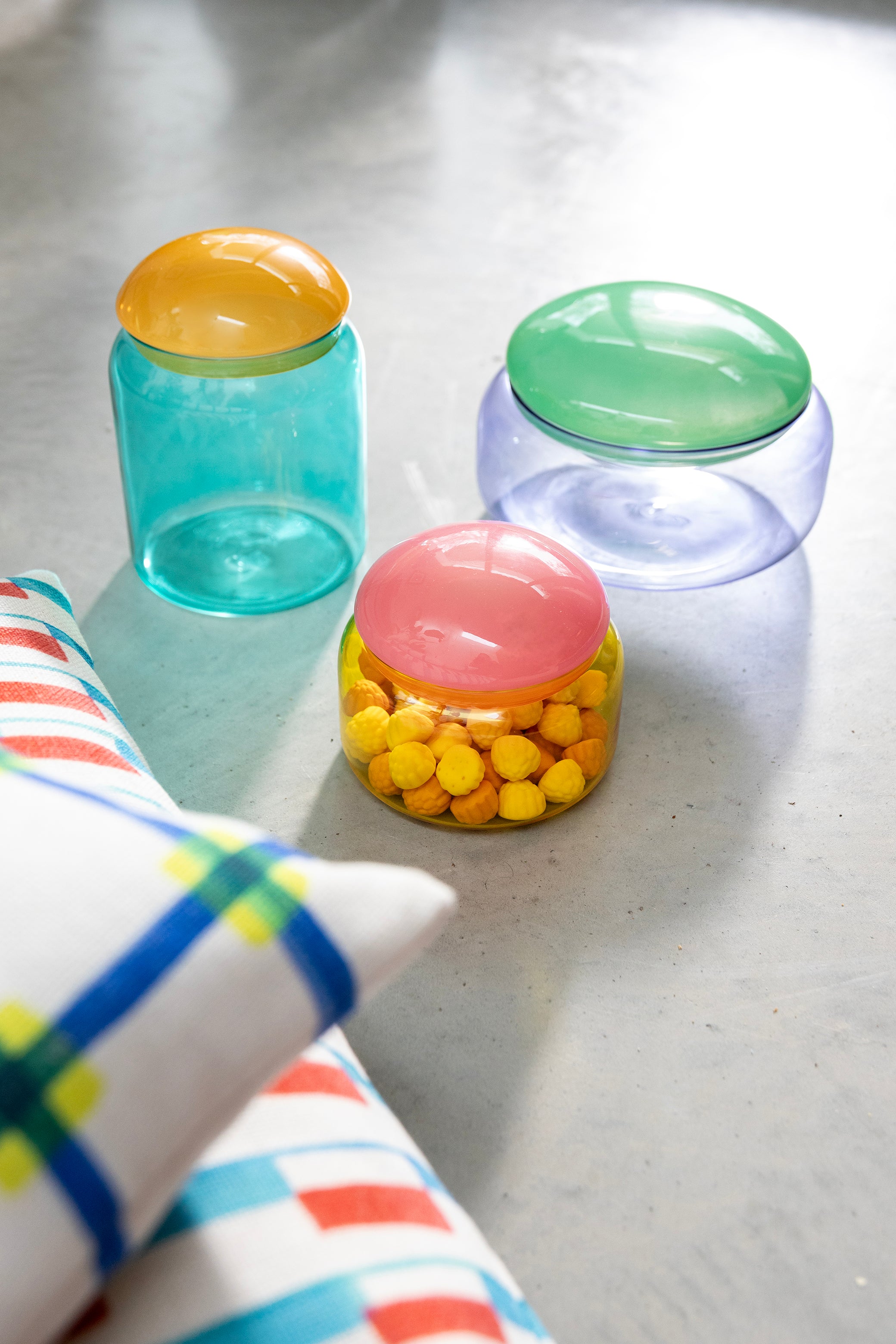 Glazen opbergdoos PUFFY turkoois met oranje deksel