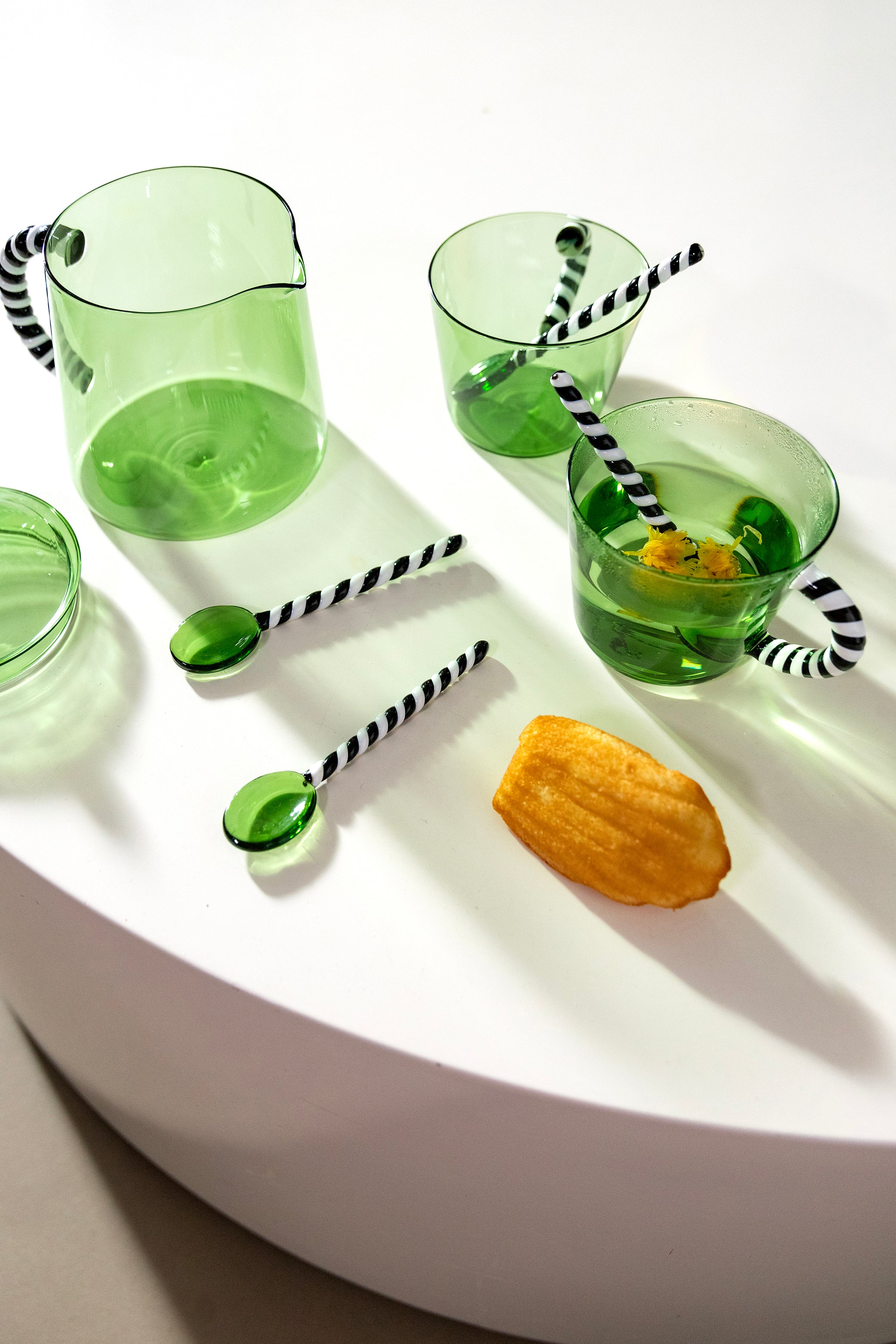 Glazen kan DUET groen met zwart-witte handvat