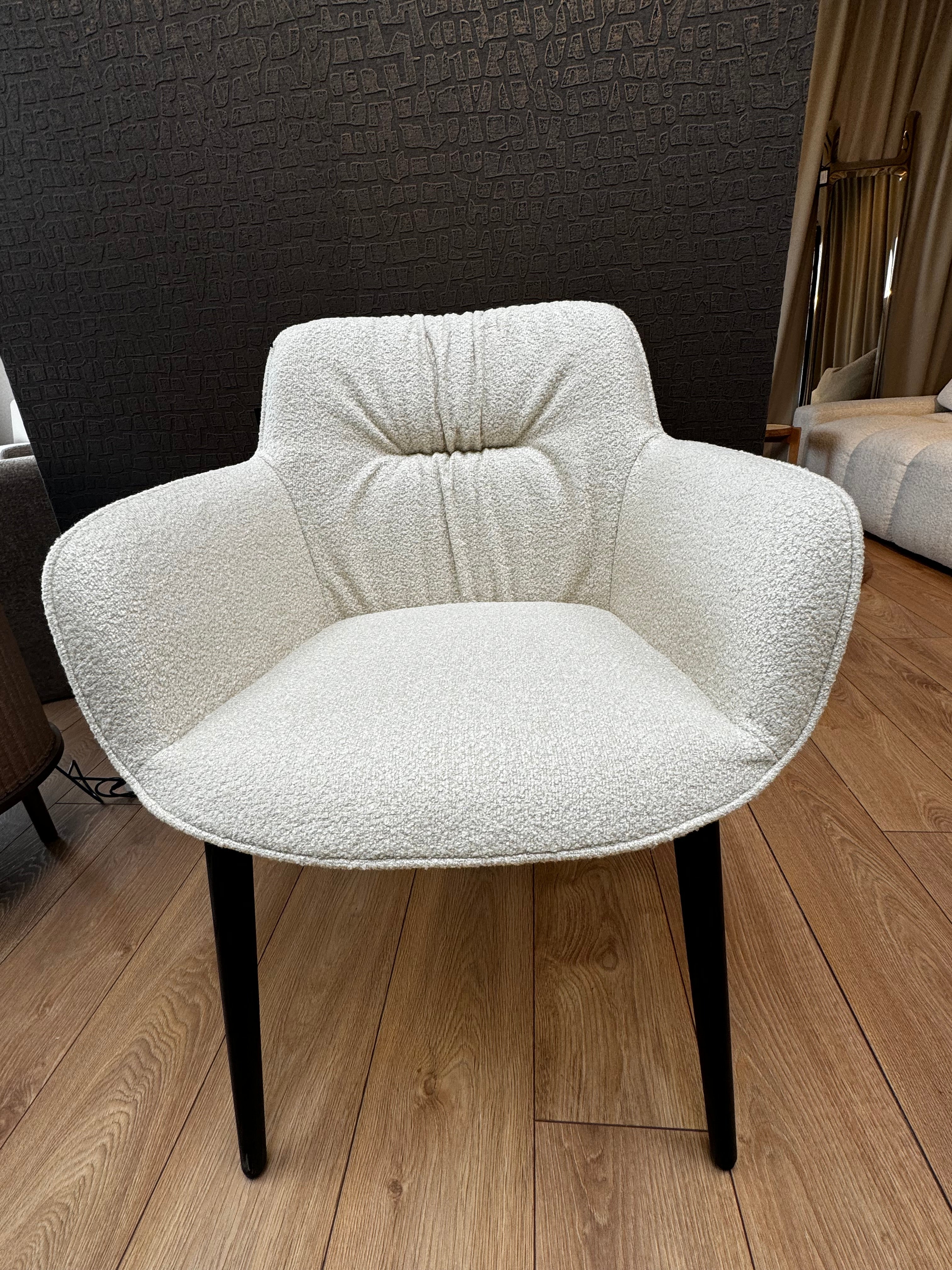 COCOON chair in cream with a black base - Display model