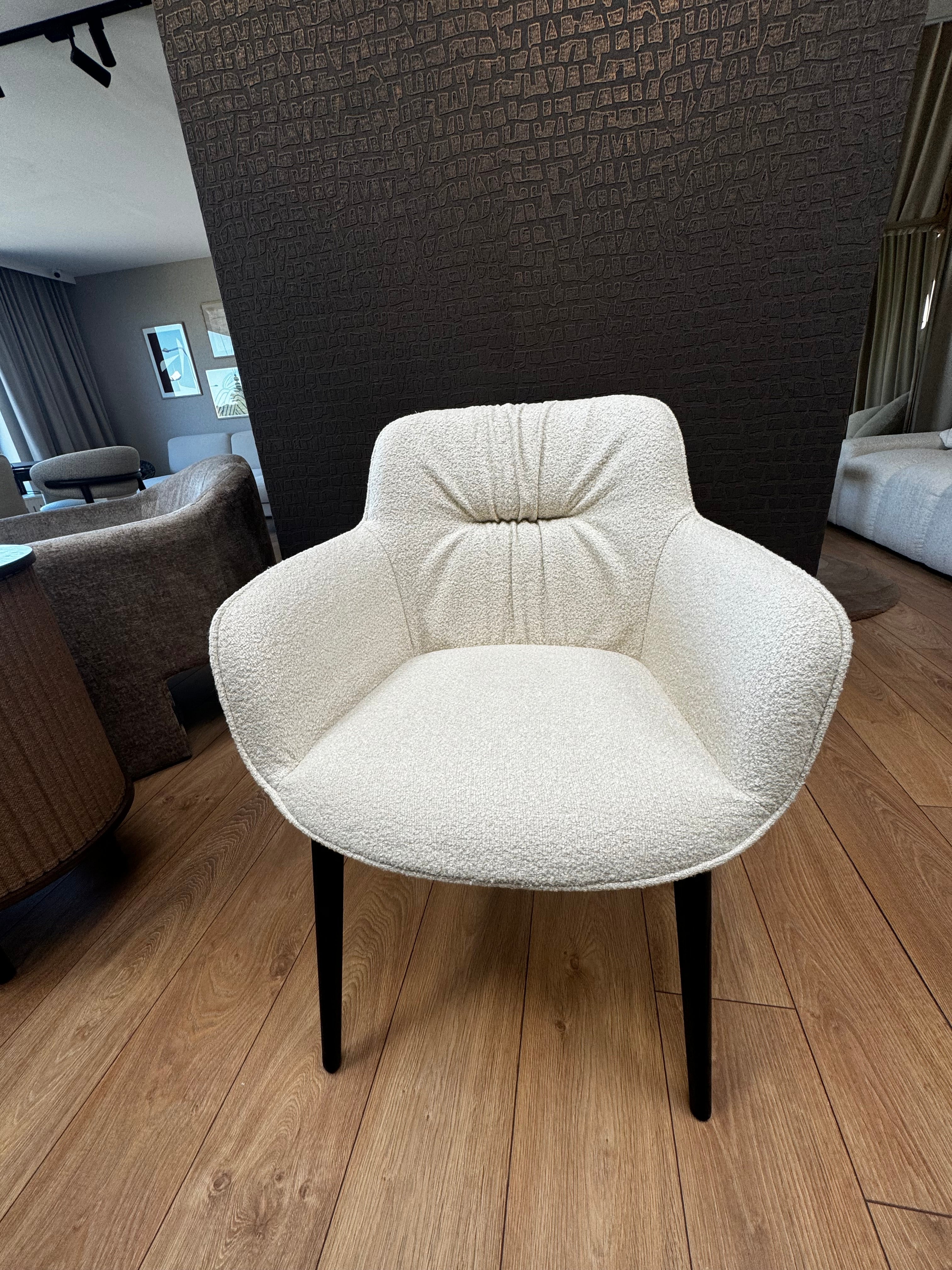 COCOON chair in cream with a black base - Display model