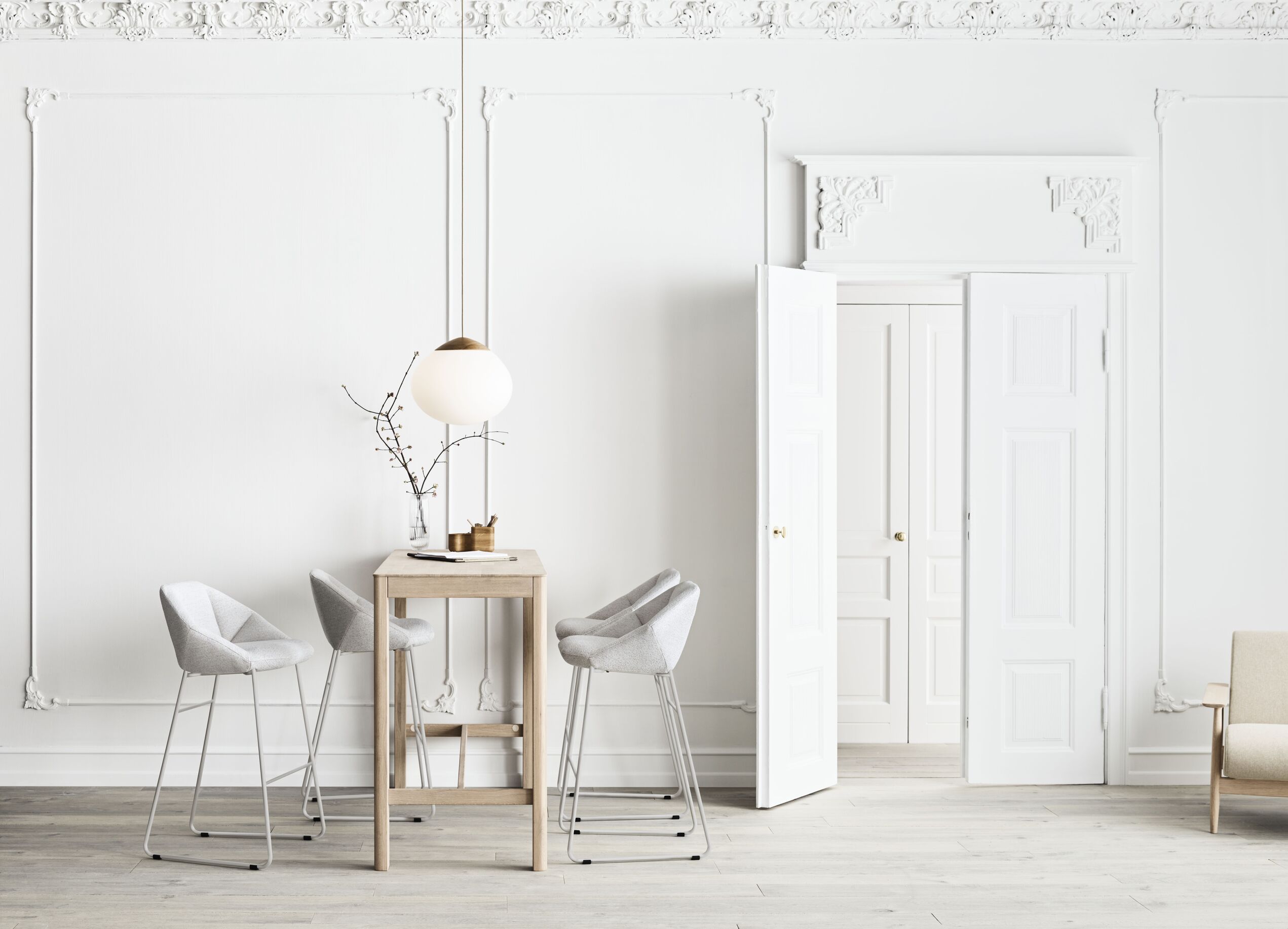 Barkruk KIMONO met een zwart gelakte stalen basis