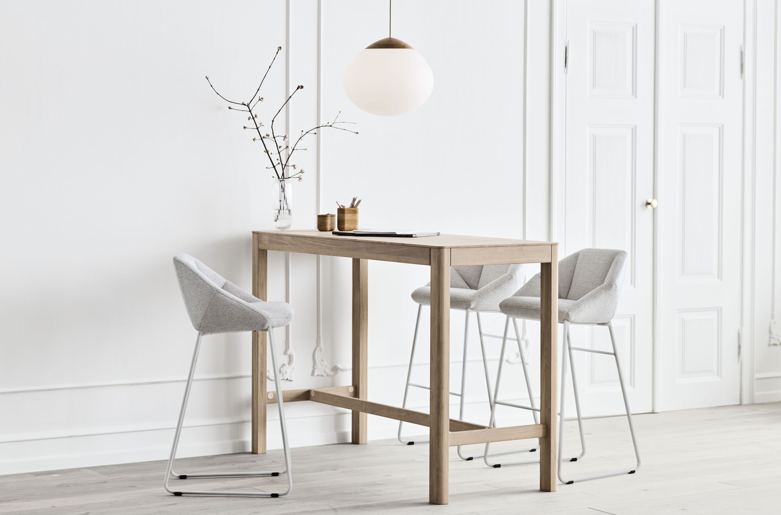 Barkruk KIMONO met een zwart gelakte stalen basis