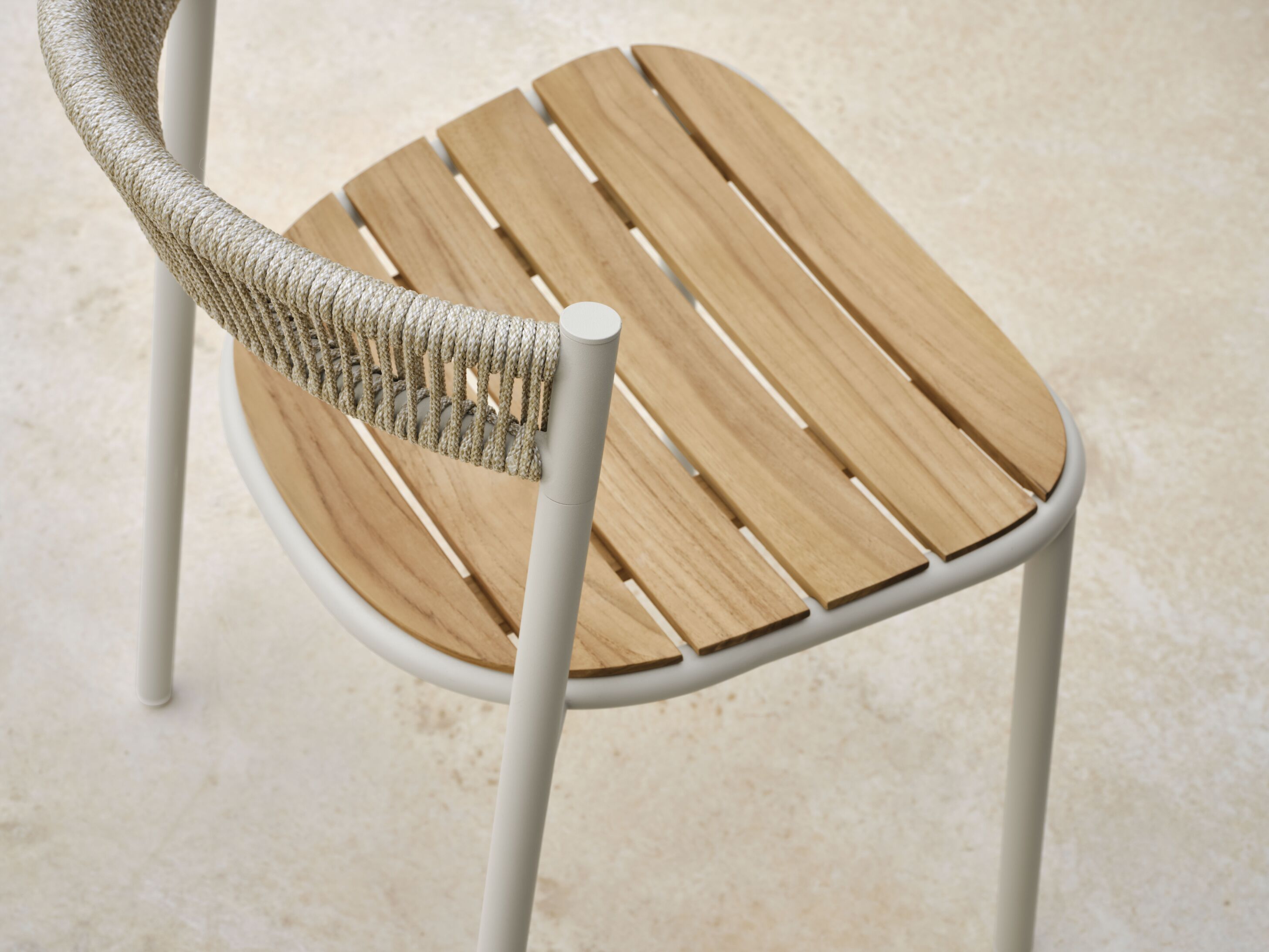 Buitenstoel KITE met een grijze stalen basis