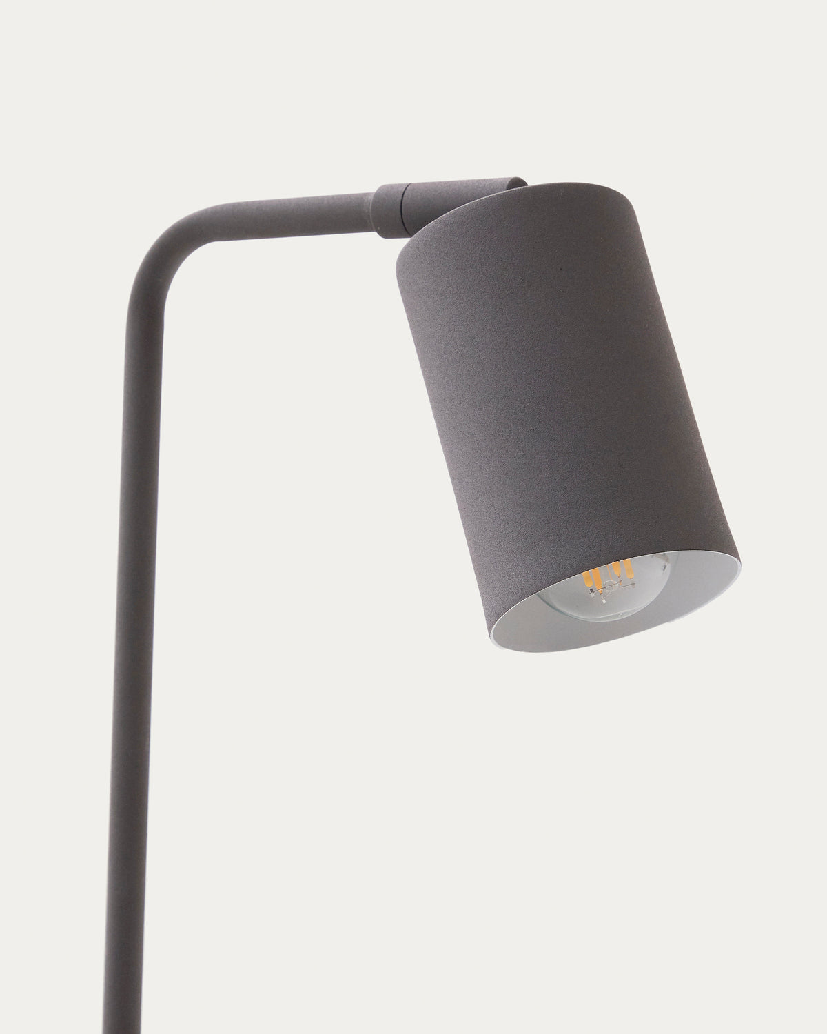 Lampa biurkowa MANIE czarny metal z efektem żeliwa – ujęcie 3
