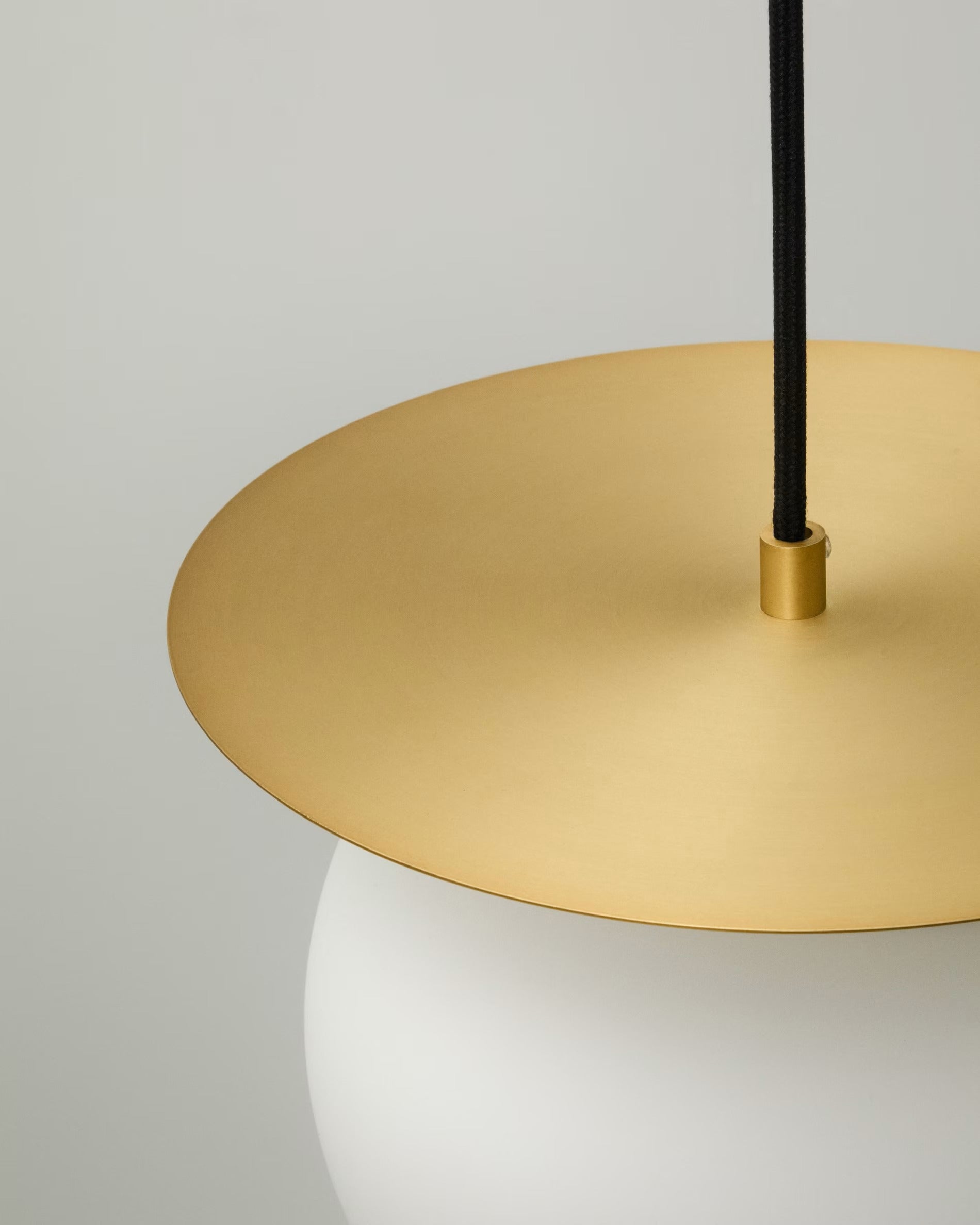 Hanglamp met schijf BRISIA geborsteld messing