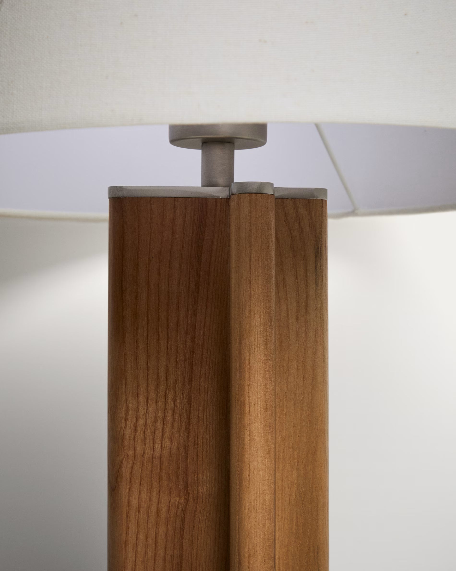 Tafellamp NIANI grijs met houten voet
