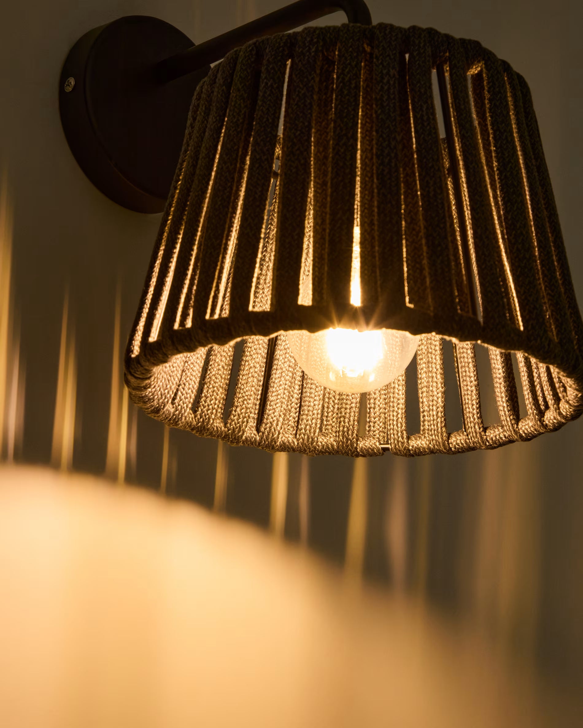 Lampa ogrodowa ścienna solarna ALDET czarny – Kave Home