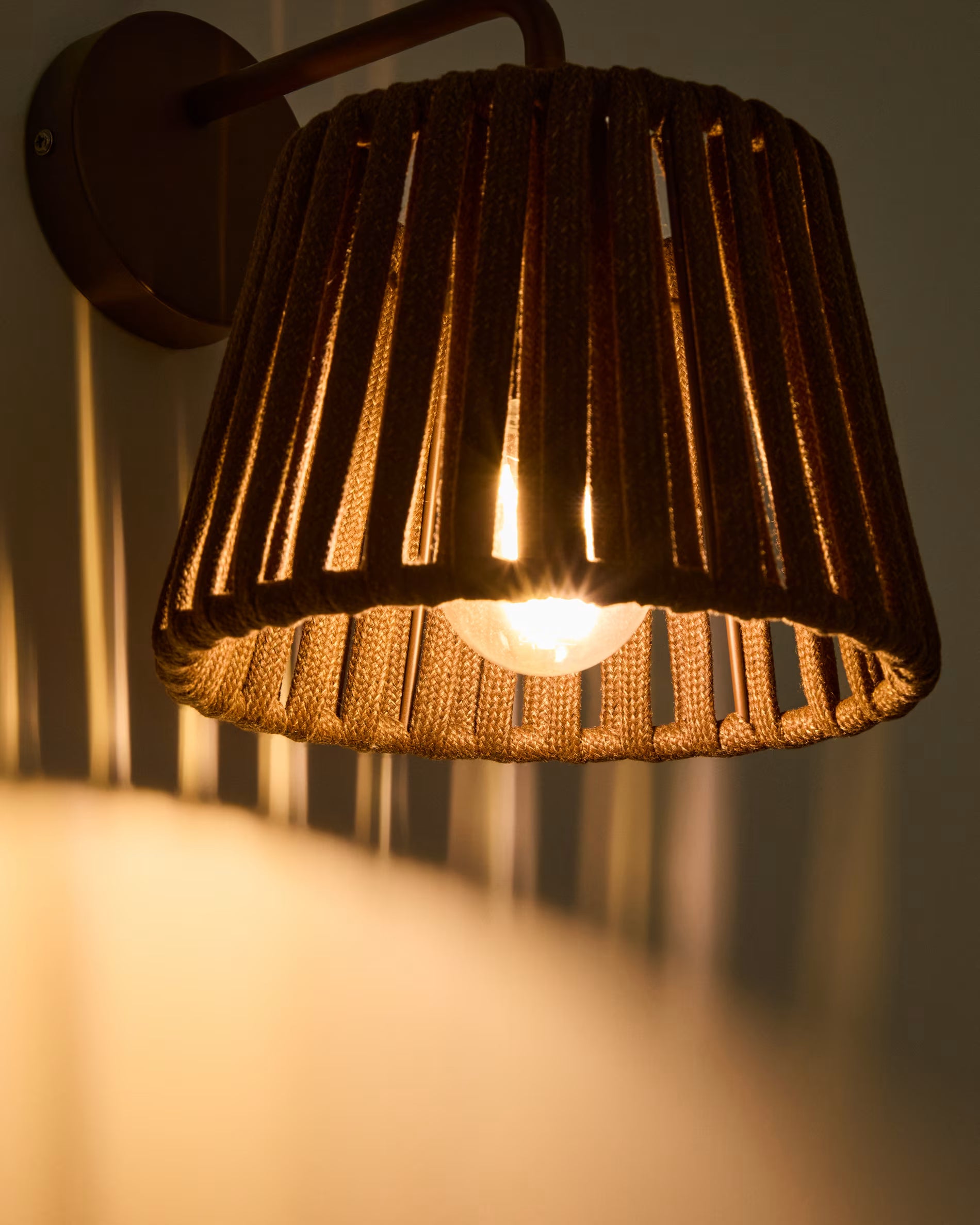 Lampa ogrodowa ścienna solarna ALDET brązowy – Kave Home