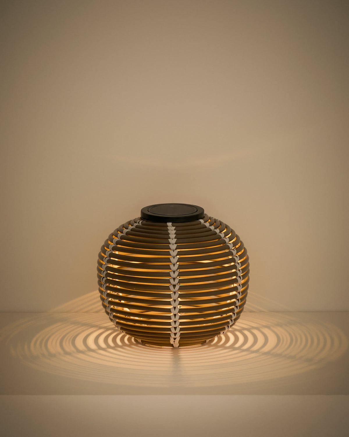 Lampa stołowa ogrodowa solarna LED GAROINA taupe rattan syntetyczny – ujęcie 6