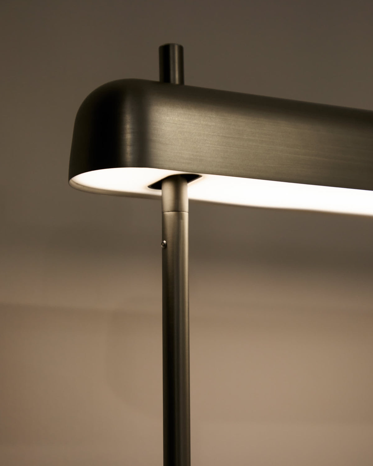 Lampa stołowa NELAIA szary – ujęcie 3