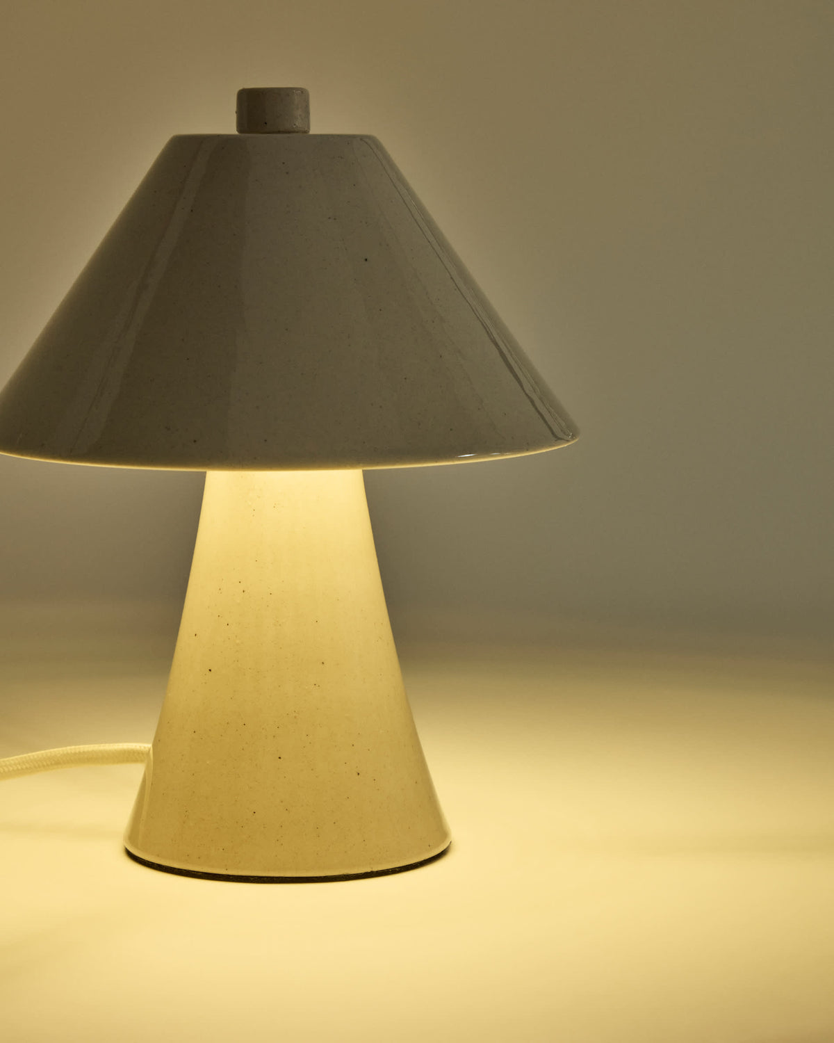 Lampa stołowa CEREN beżowa ceramika – ujęcie 3