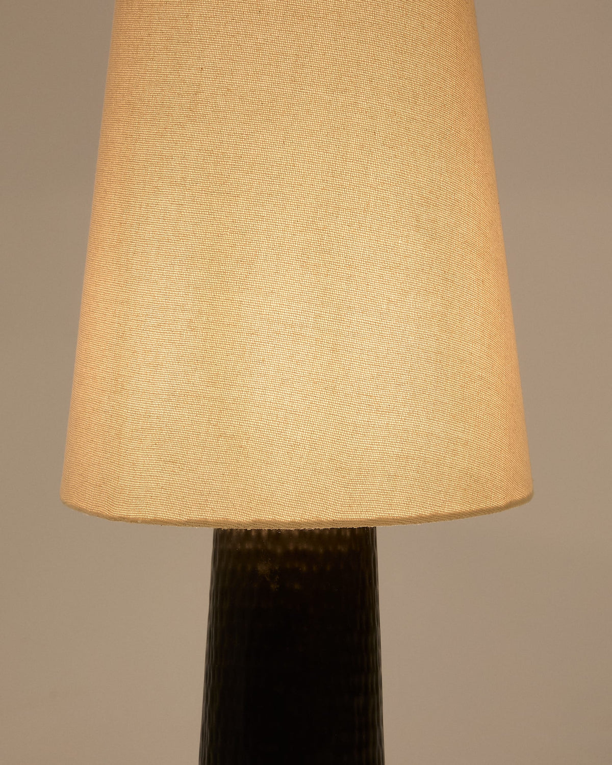 Lampa podłogowa SENNI czarny metal – ujęcie 3