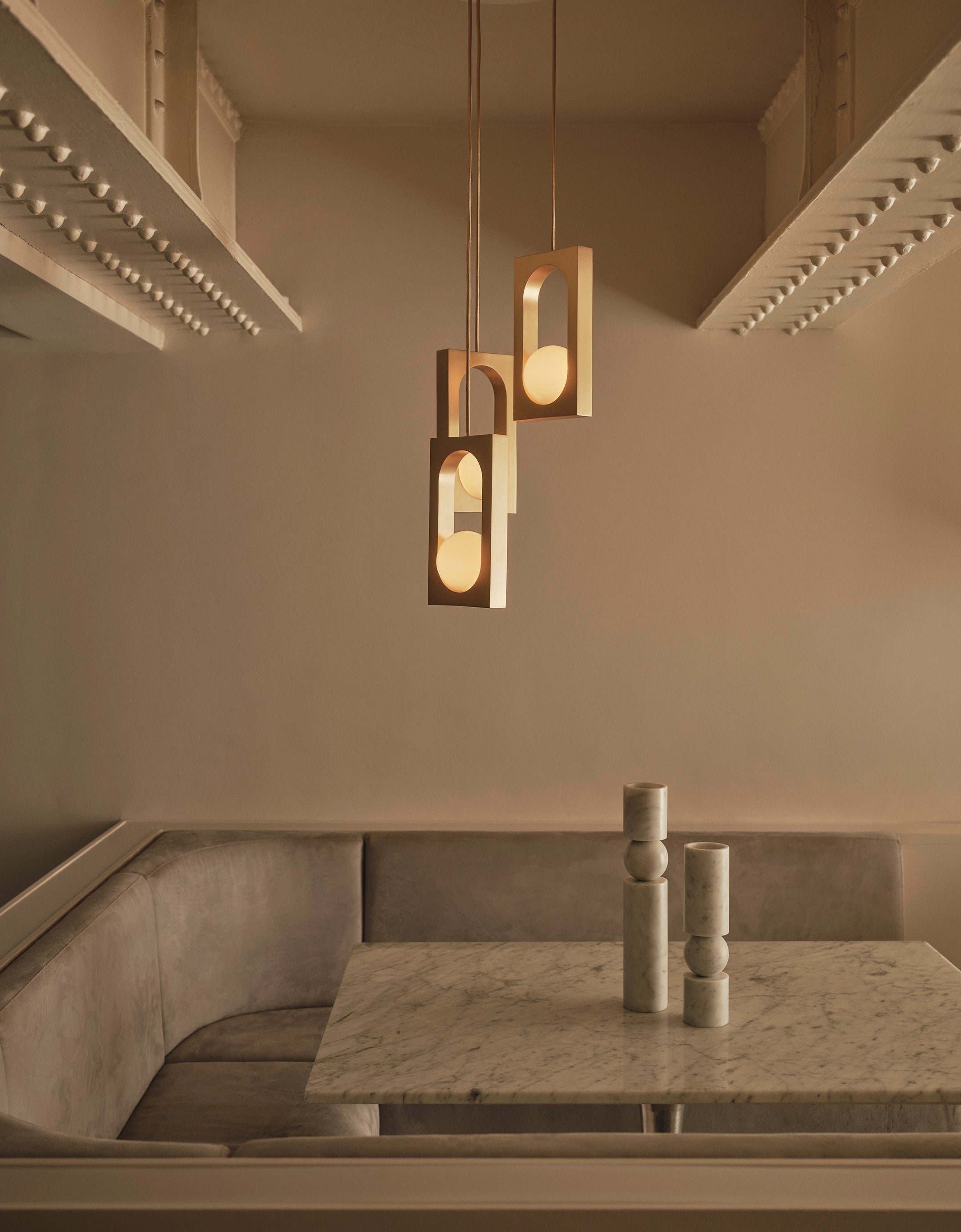 Hanglamp MYTHOS met opalen glazen kap en messing.