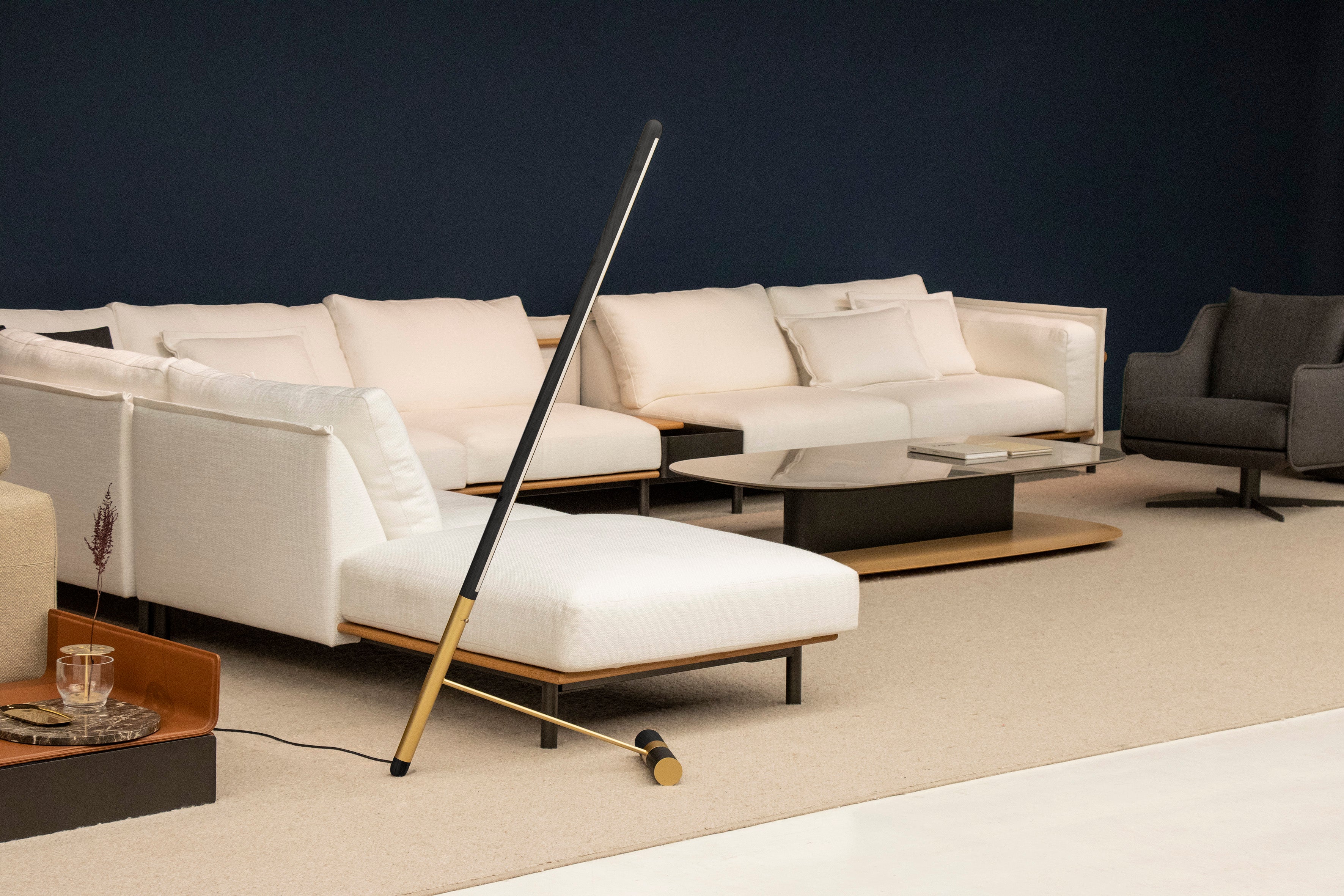 Vloerlamp LINEA D zwart essenhout met messing afwerking