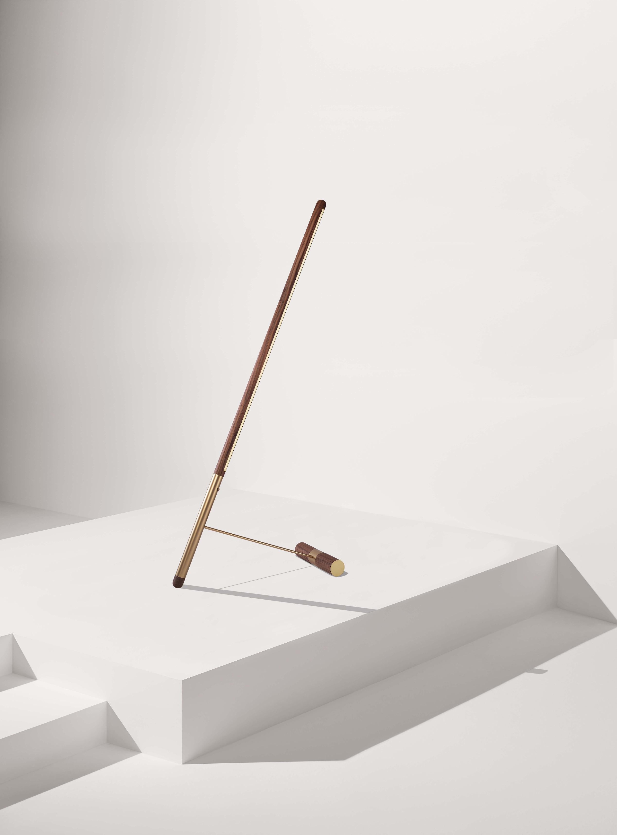 Vloerlamp LINEA D notenhout met messing afwerking