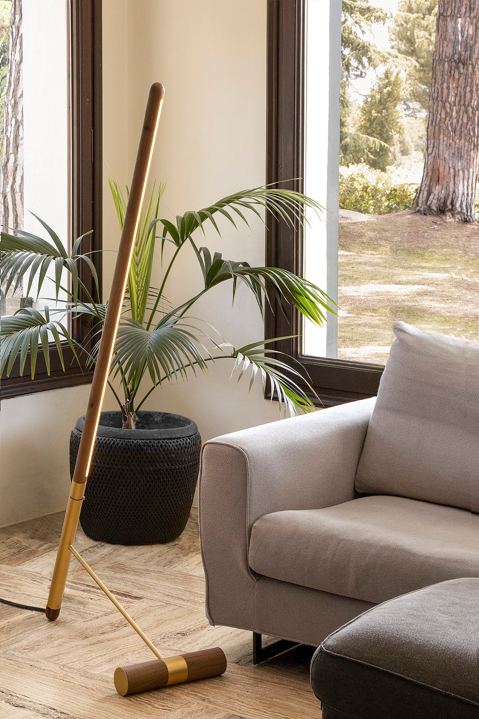 Vloerlamp LINEA D notenhout met messing afwerking