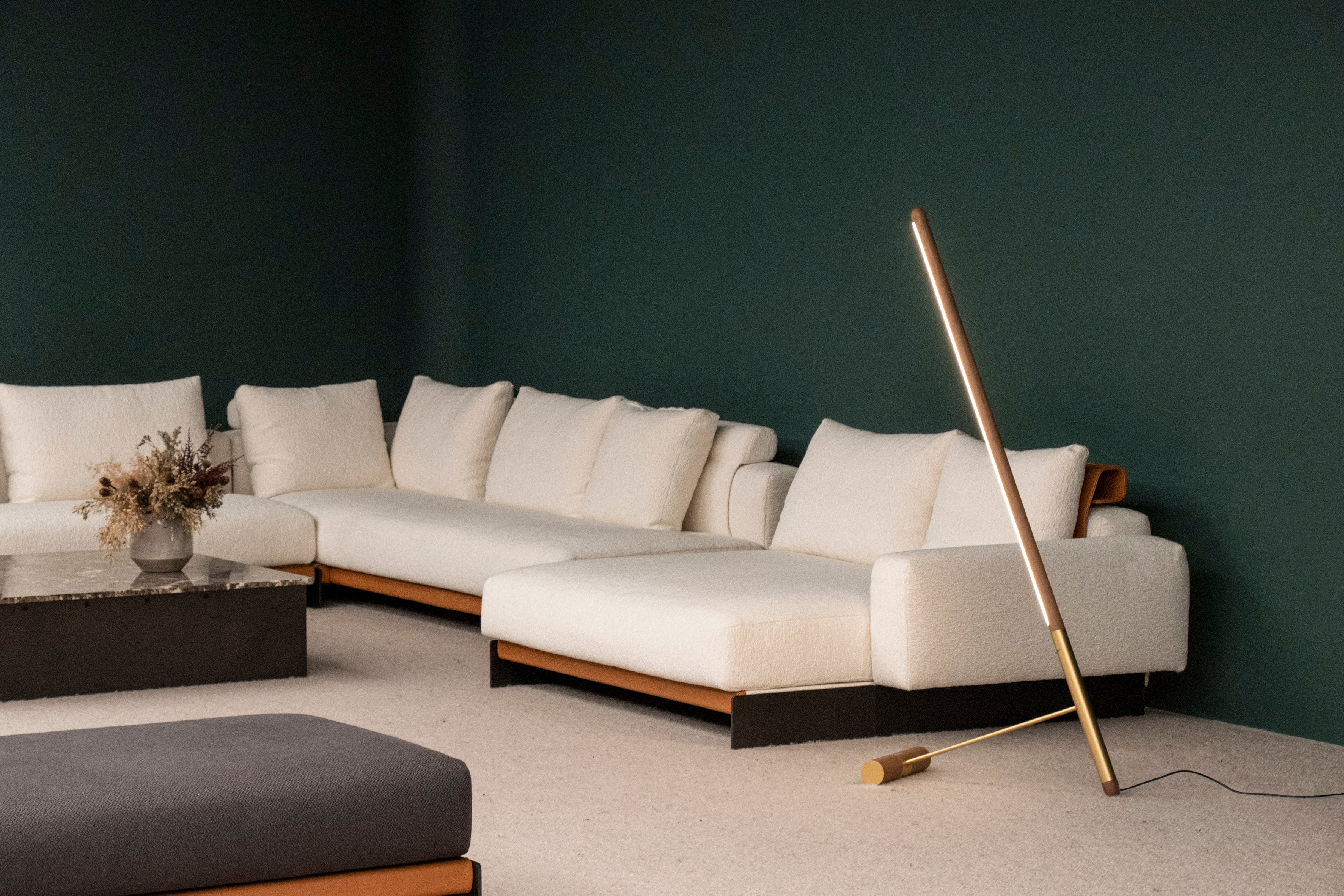 Vloerlamp LINEA D notenhout met messing afwerking