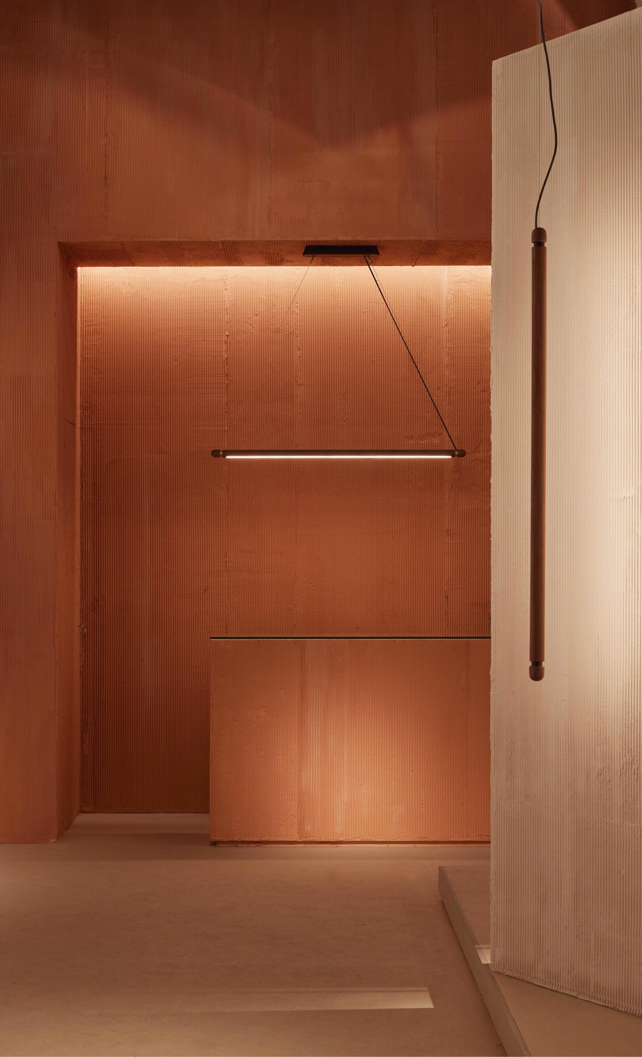 Hanglamp LINEA H notenhout met messing afwerking