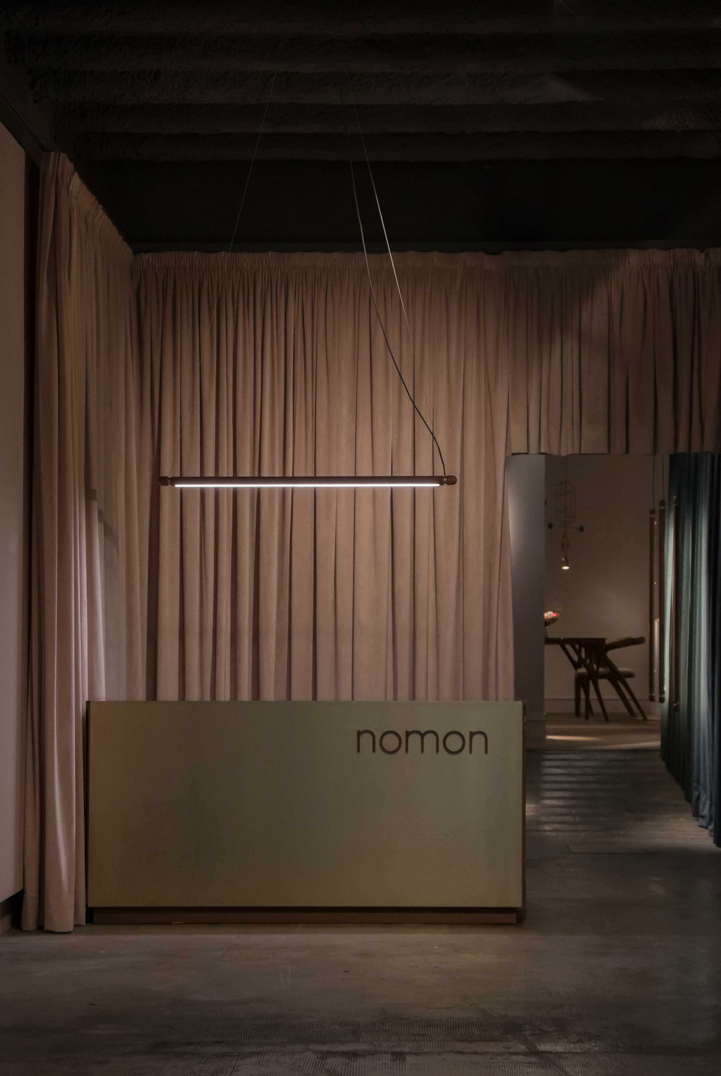 Hanglamp LINEA H notenhout met messing afwerking