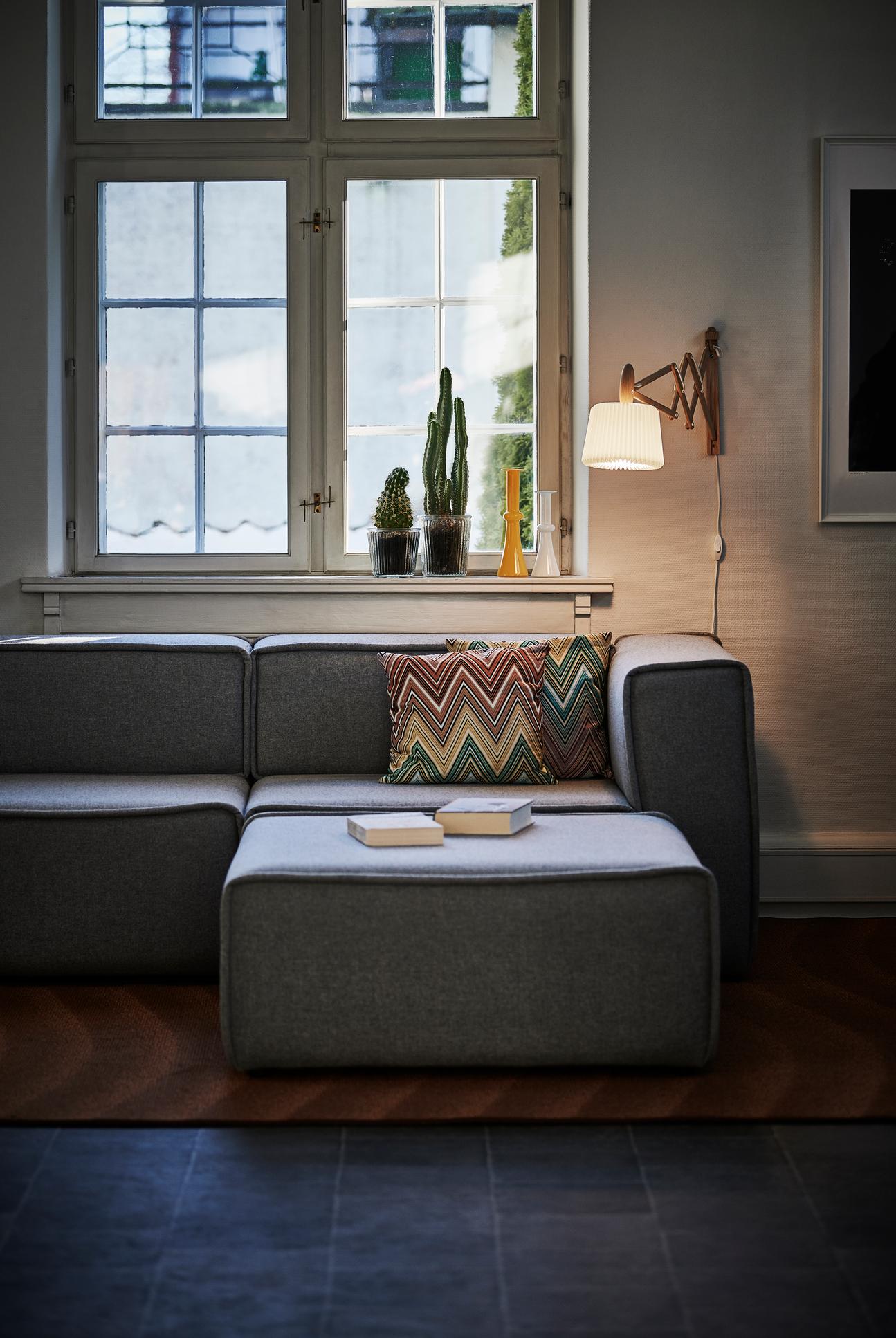 Wandlamp MODEL 233 120 SAX wit met een lichte eiken basis