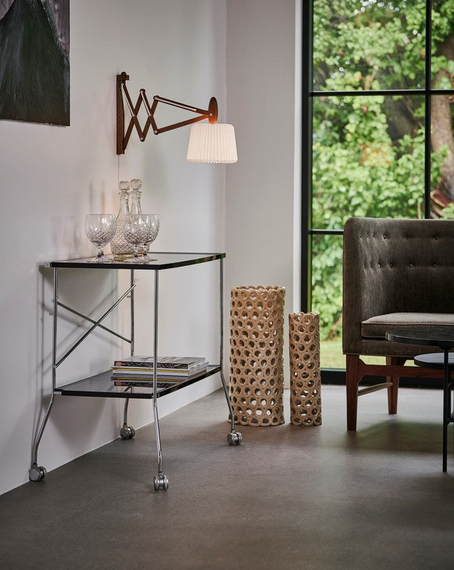 Wandlamp MODEL 233 120 SAX wit met een lichte eiken basis